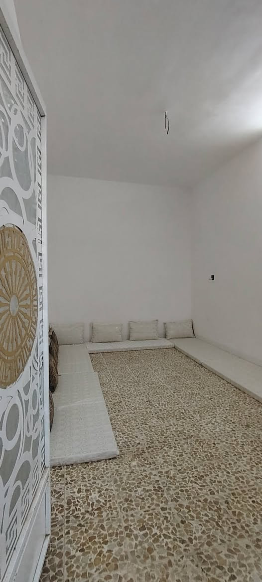 #دار_للبيع🏠🏠🏠   
مساحة 100 متر مربع ركن غرفة نوم واستقبال هول ومطبخ وصحيات مناور، بيت جاهز، اتجاه قبله
خدمات كامله
#موقع حي الملايين الثانية مقابل تقطيع الصائغ
سند زراعي 25 ابيض حق التصرف مع وصل بلدية
#السعر 45مليون

للتواصل مراسلة الصفحة☎️ 
الأتصال واتساب ***********
