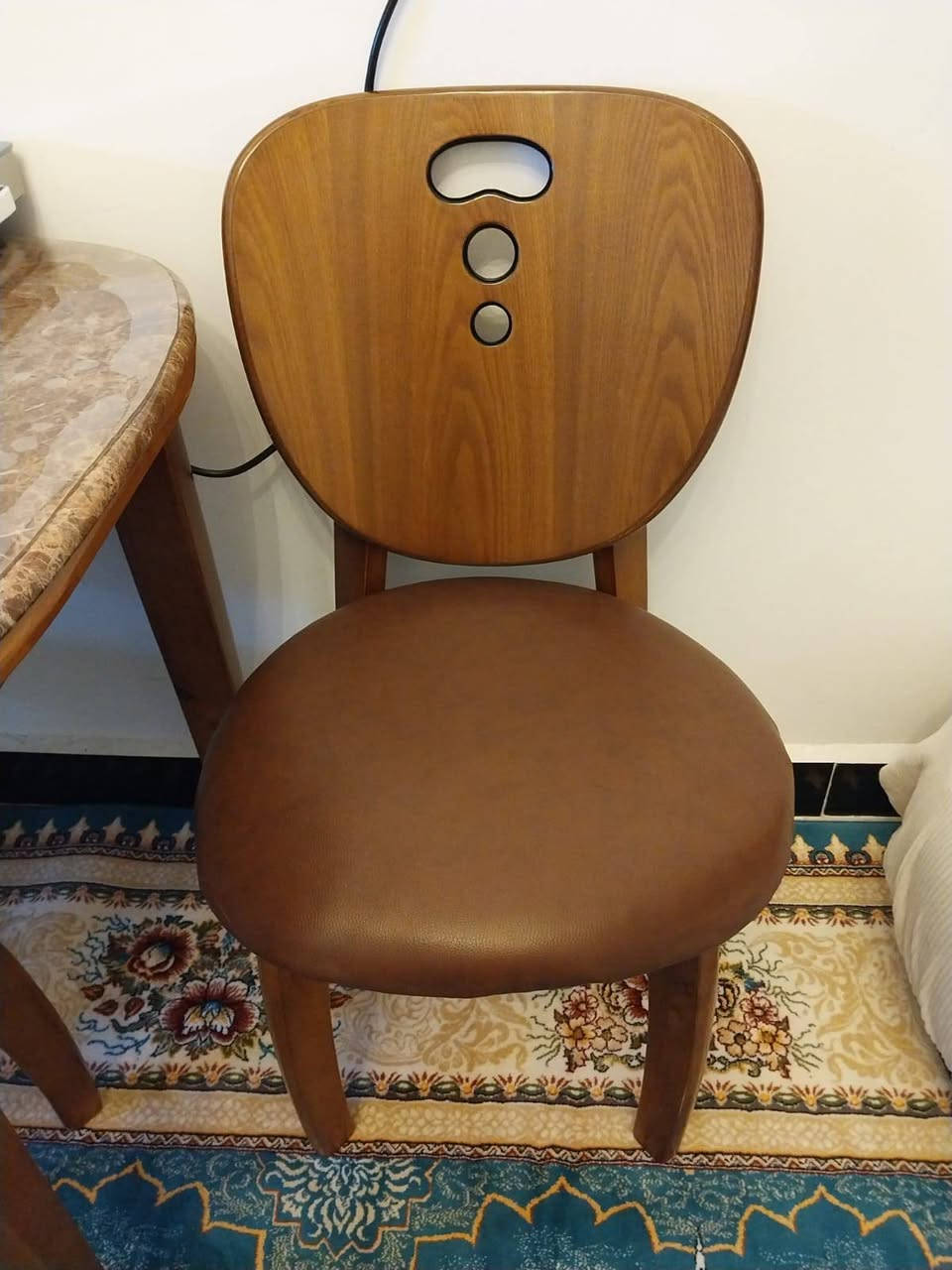 ميز طعام صاج مع اربع كراسي المقعد جلد مال كراسي 
والفوك مرمر 
المكان الكاظمية النواب 
السعر 300 
للاستفسار اكثر 
***********
يوجد واتساب
