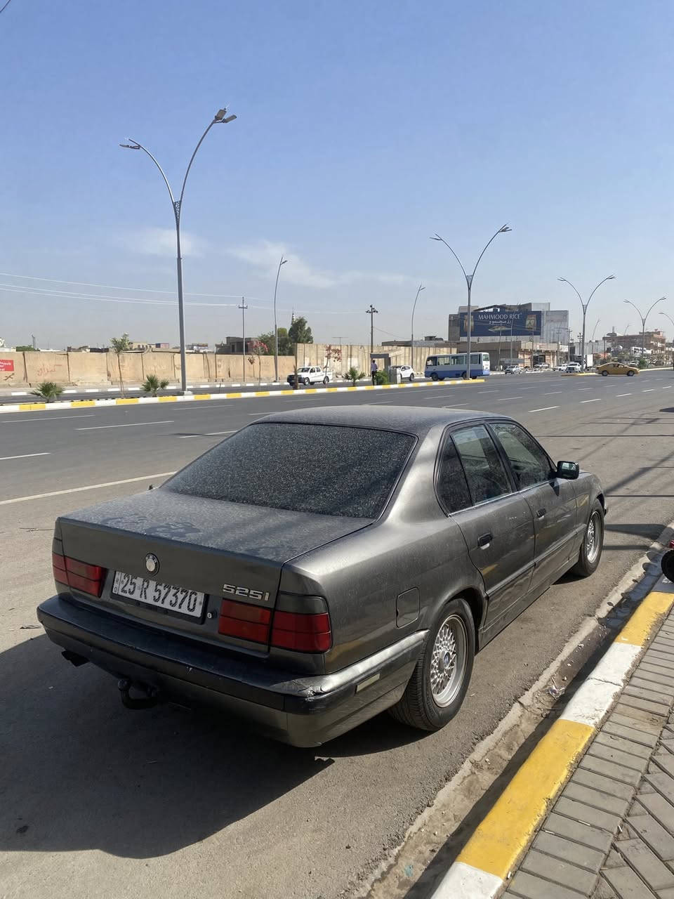سلام عليكم 
للبيع بيئم موديل1991
525i
بدون ضرب
اربع جامات كهربائي 
سقف سلايت
تبريد بارد و حار
مكينه 252 بلادي مامفتوح بشرط
رقم كركوك
سنويه لحد 2030
مكان كركوك 
رقم موبايل:***********
