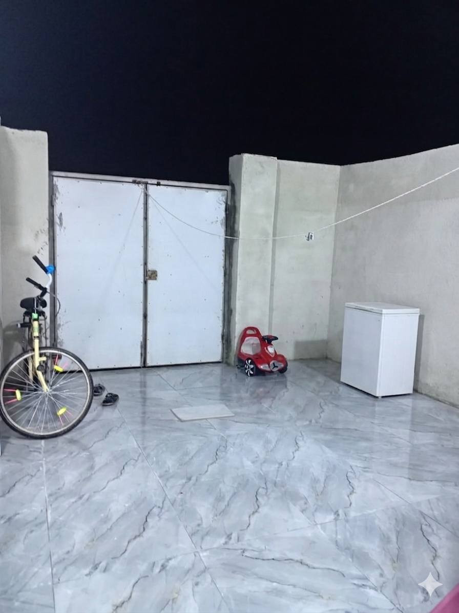 بيت للايجار في سوق باب الهوى؛ شارع ١٥ بناء حديث صارله شهرين المساحه ١٥٠ متر سكف سندويج محتوياته غرفتين وصاله ومطبخ وصحيات داخليه وخارجيه وديوانيه وحديقه خلفيه وحديقه خلفيه ٥٠ متر إيجاره ٣٢٥ قفل للاستفسار تفضل خاص
