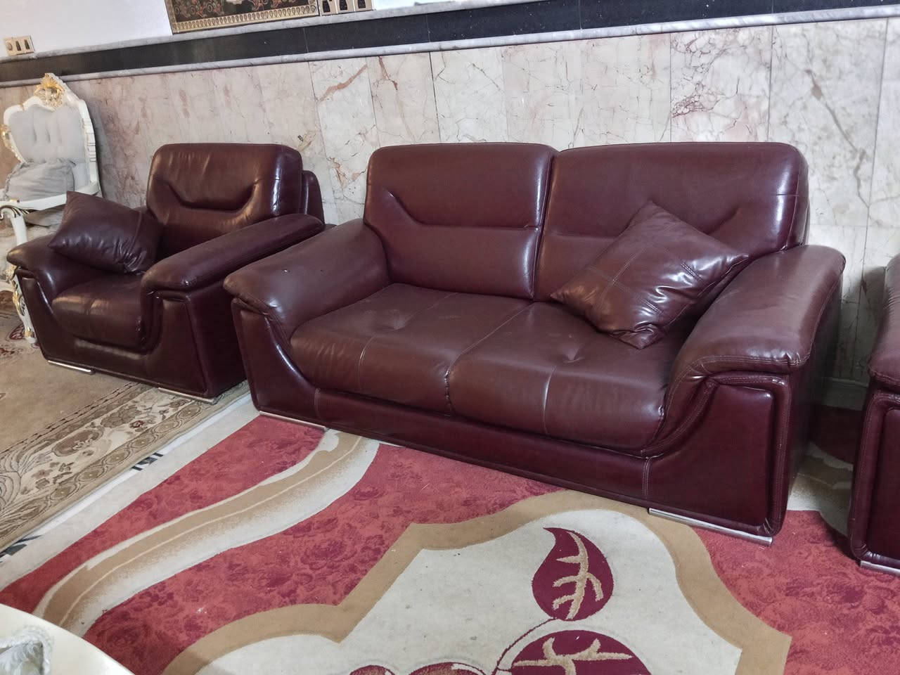 سلام عليكم اغراض بيت نضيفه تخم تركي 8 مقاعد مع تخم جلد 7 مقاعد وكاونتر  وثلاجه فول تجميد وطباخ وميز طعام مستعجل عليهم مكاني بغداد***********
