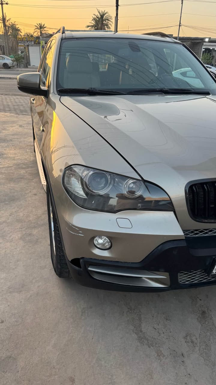 السلام عليكم 
للبيع او مراوس بصالون .2007  BMW x5  xdrive E70 4.8
جاهزه بدون ضرر عدا باب الخلفي الصغير بارد فقط 
 رقم سليمانيه سنويه 2029
شرط التحويل او وكالة 
المواصفات:
داتا شو سرعه وأعطال واتجاهات 
- كشنات كهرباء + تدفئة مع ذاكرة جهتين للمقاعد الأمامية
- گير كوبرا اوتو + عادي+سبورت
- تحكم كامل بالستيرن مع أوامر صوتية 
- بردات ع جامات البيبان الخلفية.
- لايت عدسه LED  اصلي
- انارة ترحيب -
- تبريد قطعتين منفصل ثلج 
- چوبلس خلفي
- حداديه جديد مسويه 
- دخول ذكي بدون مفتاح 
-هوك سحب خلفي 
السعر  115$ ورقة وبيه مجال للشراي أو المراوس حسب القناعة 
مكان السيارة :- بصره 
رقم الهاتف *********** شط العرب, البصرة
