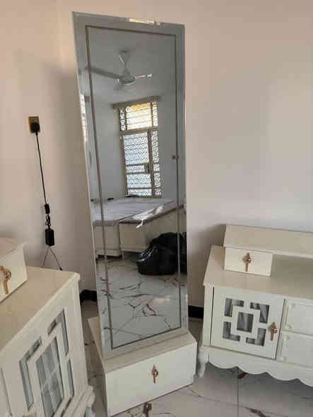 سلام عليكم غرفه نوم للبيع تتكون من ١١ قطعه الغرفه درجه اولى تجي تشوف بعينك مكفوله من كلشي وهاي الصور كبالك شوف 
للاستفسار ***********
