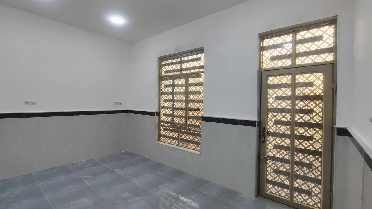 دار للبيع المساحه 100 متر بناء درجه اولى وحديث حي نهاوند الثانيه مربع رقم الهاتف  ***********
