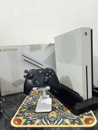 شباب،(Xbox One S) بحالة ممتازة وجاهز للاستخدام.  مساحه الجهاز: 500 جيج...