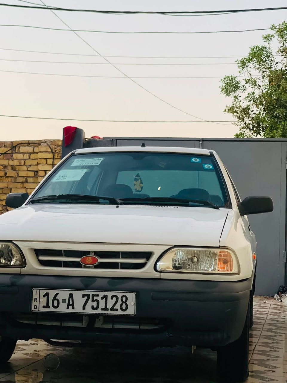 سـلام علـيكم 🤚🏻.                                             Saipa "سايبا سيدان" 2024 🚗 🩸

لـلبيع 🩸

مـاشية 50 ألف 🩸

الـسيارة كفالة عامة 🩸

"المحرك والميكانيك"🩸
المحرك: 4 سلندر، 1300cc بنزين
القوة: 65 حصان @ 5500 دورة
العزم: 100 نيوتن.م @ 3000 دورة
الكَير: عادي 5 سرعات + ريويس
الجر: دفع أمامي FWD
الوقود: تانكي 40 لتر. الصرف تقريباً 6.5 - 7.5 لتر لكل 100كم داخل المدينة. اقتصادي جداً
السرعة القصوى: ∼165 كم/ساعة

"الأبعاد والوزن"🩸
الطول: 4005 ملم
العرض: 1620 ملم
الارتفاع: 1440 ملم
قاعدة العجلات: 2345 ملم
الوزن الفارغ: ∼950 كغم
السعة: 5 ركاب + صندوق خلفي 400 لتر

"لشاصي والفرامل"🩸
التعليق الأمامي: ماكفرسون
التعليق الخلفي: محور صلب + نوابض ورقية
الفرامل: أمامي ديسك، خلفي درام. بدون ABS بالغالب
الإطارات: 165/65 R13 أو 175/65 R13

"المواصفات الداخلية والكماليات"🩸
حسب الموديل، بس الأغلب يجي:
زجاج: يدوي
مكيف: موجود بس عادي مو ديجيتال
راديو + مسجل CD
باور ستيرنج: هيدروليك
وسائد هوائية: ماكو أو وحدة للسائق فقط بالموديلات الجديدة
حساسات: ماكو

"المميزات"🩸
صرف بنزين قليل جداً - أهم ميزة
قطع غيار رخيصة ومتوفرة بكل مكان بالعراق
صيانة سهلة وأي ميكانيكي يشتغل بيها
سعرها رخيص مقارنة بغيرها

الخلاصة: 🩸 سيارة اقتصادية مال شغل ودوام. مو مال رفاهية ولا سرعة. تتحمل وتخدمك إذا تريد شي رخيص وما يصرف بانزين.

"ألسـعر " 🩸
68. 💵 ومجـالها بسيط "

ألعنـوان : ألقادسية مركـز ، التـقية الـثالثـة 🩸

للاتصـال والـاستـفسار ☎️"
 🩸”***********”.
