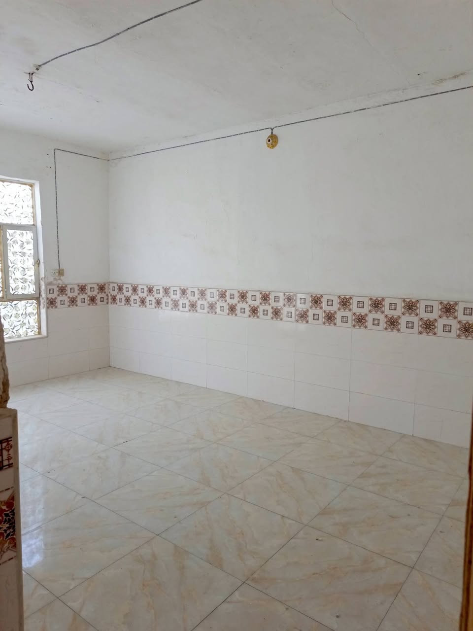 السلام عليكم
دار 160متر للايجار يحتوي على غرفه وصاله ومطبخ واستقبال وحمام داخلي وخارجي 
العنوان :النجف الاشرف /شارع المعمل/ مقابل مدرسة علي الرماحي يبعد عن الشارع 50متر
للاستفسار ***********
***********
