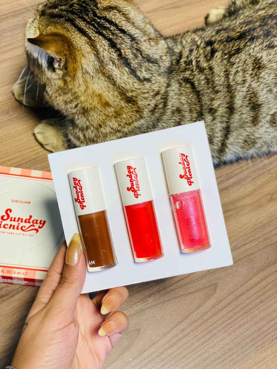 شيكلام استعدي لأحلى لمسة جاذبية مع مجموعة Sheglam Sunday Picnic – Layer Cake Lip Oil 💋🍓
ثلاث زيوت شفاه فاخرة ترطّب وتلمّع وتضيف لون ناعم يخلّي ابتسامتچ تخطف الأنظار ✨

💄 كلوسات الألوان المتوفرة بالمجموعة:
بني شوكليت 🤎 لمسة طبيعية دافية تناسب كل إطلالة.
أحمر توت ❤️ لإطلالة جريئة وأنثوية.
وردي غليتر 💖 بلمعة ساحرة مثالية للمناسبات اليومية والسهرات.

✔️ قوام خفيف وما يترك لزوجة
✔️ يمنح الشفاه مظهر ممتلئ وصحي
✔️ ممكن استخدامه وحده أو فوق أي روج لإضافة لمعة ✨

🍯 كل سيت يحتوي على ٣ زيوت شفاه – 6ml لكل واحد، يعني رفاهية تدوم معاچ طول اليوم 🌸

يوجد خدمة توصيل لجميع المحافظات العراق 
حسابنا الانستكرام 1rosse_berry


**إذا كنت صاحب هذا الإعلان وتريد حذفه لأي سبب، رجاءا أرسل رسالة إلى الدعم الفني**