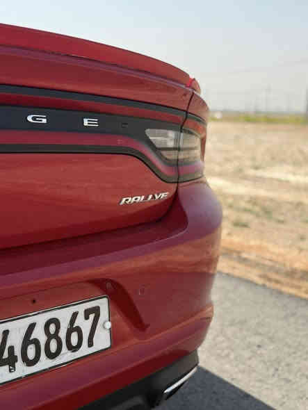 السلام عليكم دوج جارجر مديل 2017رالي كندي فول موصفات 
رادار جانبي فتحه سكف حساسات خلفي معروفه موصفات الرالي 
بيه باب مفتوحه مقسم اوبارد بلجاملغ الخلفي قليل مابين والباقي كفاله عامه ماشيه 136ميل السعر 235 وبيه مجال بسمي مداور ثاني يوم (***********)سياره احله من الصور
