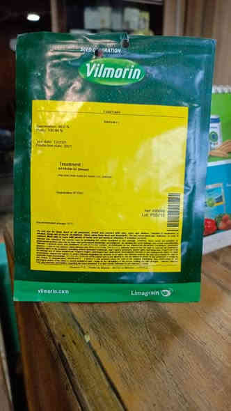 متوفر بذور الباذنجان كَريم Kareem F1 من شركة Vilmorin الفرنسية،
✅ أولاً: مواصفات صنف Kareem F1
 هو بذور هجين فرنسي عالي الجودة من الباذنجان، ويتميز

⭐ المواصفات العامة

نوع هجين F1: إنتاج قوي وموحد.

يعطي ثمارًا أسطوانية قصيرة (بيضوية) لونها أسود لامع.

الإنتاج غزير جداً وثابت طوال الموسم.

النمو قوي ومتهدل مع قدرة جيدة على التزهير والعقد.

يتحمل الحرارة العالية أفضل من الأصناف التقليدية.

الثمار:.......... 

وزن الثمرة بين 200–300 غرام.

قشرة ناعمة لامعة.

اللب متماسك قليل البذور.

طعم ممتاز.

مناسب للزراعة في:

البيوت البلاستيكية

الحقول المكشوفة

الأنفاق

⭐ تحمل الظروف

يتحمل الملوحة المتوسطة (حتى 2.5 dS/m تقريباً).

يتحمل الحرارة أكثر من البرودة.

حساس للصقيع القوي فقط. 

✅ ثانياً: كمية البذور والتشتيل

🌱 كم شتلة يعطي كيس 5 غرام؟

وزن بذرة الباذنجان ≈ 0.25–0.3 غرام

كيس 5 غرام يحتوي تقريباً على 1400–1600 بذرة

نسبة الإنبات عادة 90%
➡️ يعطيك 1300–1400 شتلة جاهزة للزراعة

✅ ثالثاً: برنامج زراعة الباذنجان Kareem F1 في البيوت البلاستيكية

📌 1. وقت الزراعة المثالي

في العراق:

خريف: من 15/8 إلى 15/9

ربيع مبكر: من 1/1 إلى 15/2

📌 2. إعداد الشتول

استخدم صواني شتول 209 – 128 عين.

خليط التربة: بيتموس + بيرلايت 1:1.

عمق البذرة: 0.5 سم فقط.

الري: خفيف يومياً حتى الإنبات.

الإنبات يظهر بعد 7–10 أيام.

📌 3. الزراعة داخل بيت زجاجي دافئ

المسافات:

بين الشتلات: 40–50 سم

بين الصفوف: 80–100 سم

في البيت الواحد (8×40 م) تحتاج:

تقريباً 230–260 شتلة

📌 4. الري داخل البيت الزجاجي

الباذنجان يحب الري المعتدل وليس الغزير.

البرنامج:

بعد الزراعة: كل 2–3 أيام ري خفيف.

عند بدء الإزهار: يوم بعد يوم او حسب الجو. 

عند الإثمار: يوميًا رية خفيفة حسب الجو. 

📌 5. التسميد المقترح

الأسبوع الأول:

نترات كاليسيوم فقط.

من الأسبوع الثاني:

سماد متوازن NBK  NPK 20-20-20.

بداية التزهير:

NPK عالي البوتاسيوم 15-5-30.

ملاحظة:

يمكنك استخدام السماد العضوي المتخمر جيداً عند تجهيز التربة.

✅ رابعاً: زراعة الباذنجان Kareem F1 في الحقول المكشوفة

📌 1. وقت الزراعة

ربيع: من 1/3 إلى 15/4

خريف (في الجنوب): من 15/7 إلى 15/8

📌 2. مسافات الزراعة

بين الشتلات: 60 سم

بين الخطوط: 1 متر

📌 3. الري

أول شهر: كل 3–4 أيام

بعد العقد: كل 2–3 أيام

في الحر الشديد: يوم بعد يوم

📌 4. التسميد

دفعة سماد عضوي عند خدمة الأرض.

أثناء الموسم:

يوريا + سوبر فوسفاته

ثم بوتاسيوم عند العقد والإثمار.

✅ خامساً: مميزاتهُ
العمر الإنتاجي طويل جداً

✅ سادساً: الأخطاء الشائعة التي يجب تجنبها

الإفراط في الري → يسبب اصفرار وتوقف عقد.

وضع البذور عميقًا جدًا.

التسميد النيتروجيني الزائد  يوريا→ نمو خضري بلا ثمار.

عدم التهوية في البيوت الزجاجية→ سقوط الأزهار.
. .... ......................     .................................... 
مغلف وزن ( ٥ ) غرام 
عدد البذور تقريباً ( ١٥٠٠ ) بذرة
سعر المغلف ( ٤٥ )  الف
يوجد حجز وتوصيل جميع المحافظات
هاتف / ***********
