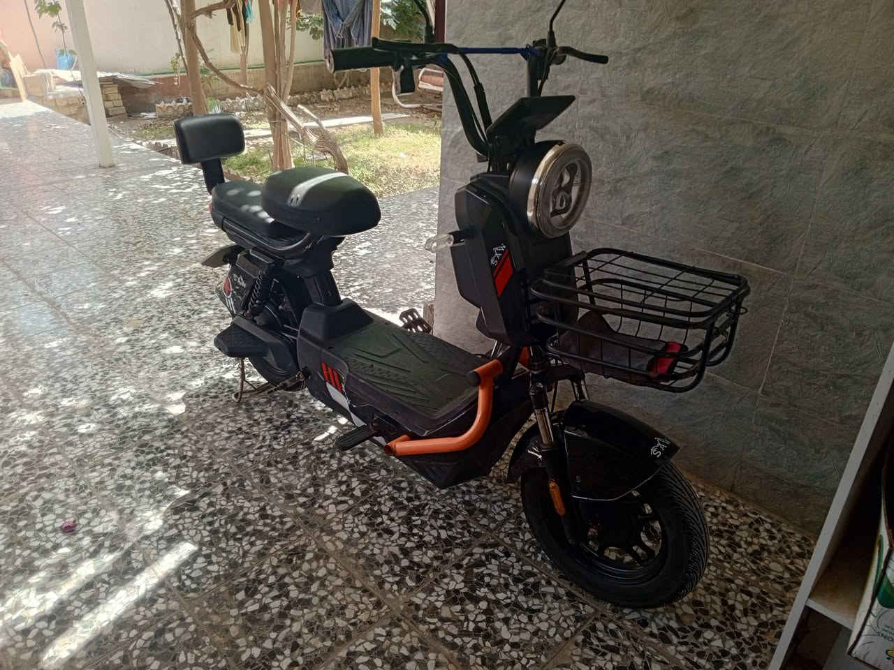 الدراجه حجم 14 الرقم***********
مكفوله شركه ساو
الملف 500 حقيقي 
خمس بطاريات 
تشغيل سويج وبصمه 
السعر 330الف وبيها مجال مكاني نجف كوفه
