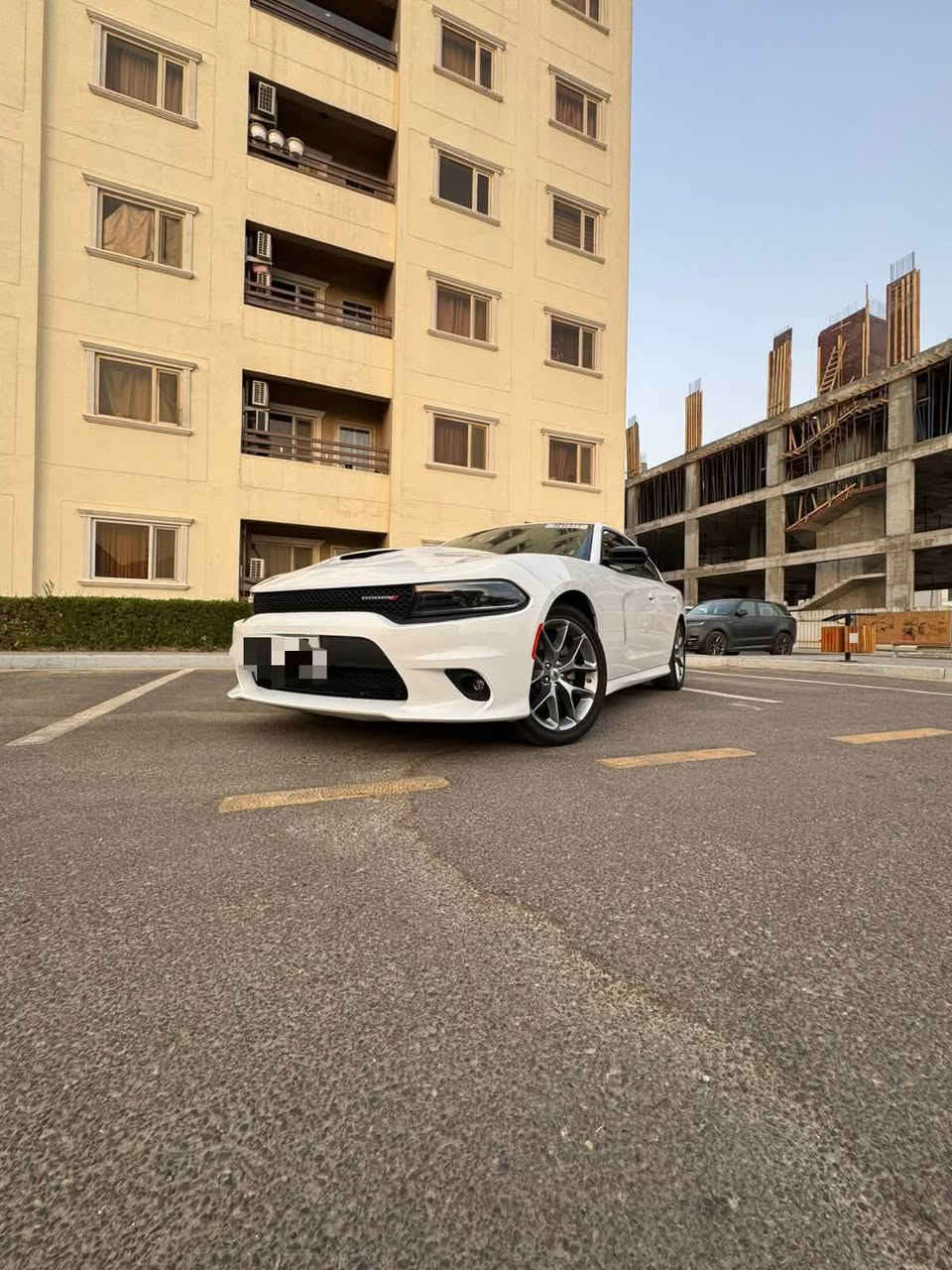 السلام عليكم 
جارجر 2023GT ابيض بدون ارباك بدون تبديل فقط بارد ب الجاملغ على كده الموجود  الرصعة السياره اخت الزيرو اني مستورده معروف الموصفات  السياره  معروضه 275$ وبيه مجال *********** حته الدعاميه بلاديه رقم بغداد بسمي
