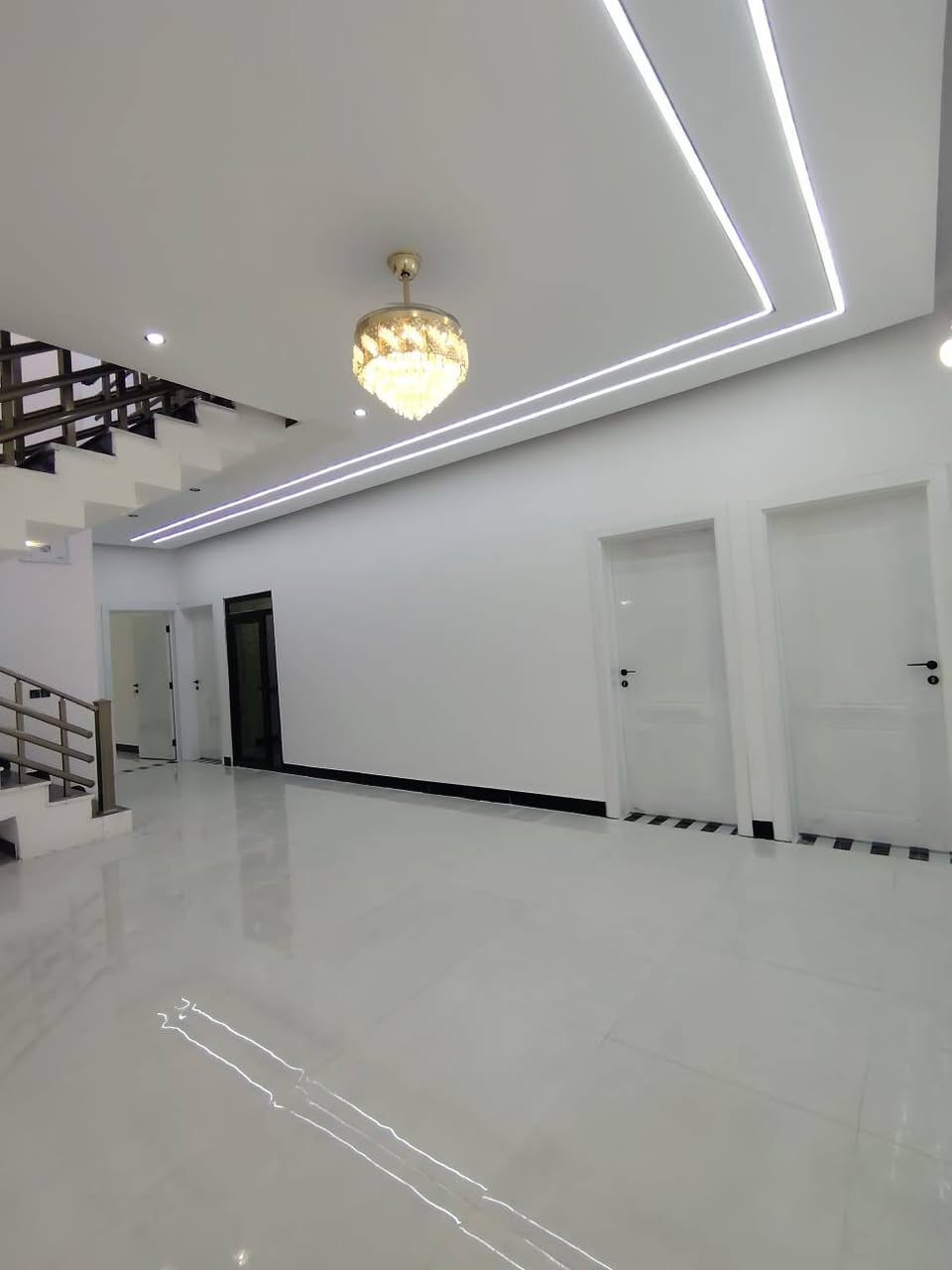 #اسعد #الله اوقاتكم بكل خير احبتي🫶🏻
*********** ☎️
#جبنالكم #فله #طابقين✅
 بمساحه 250 متر✅
نوع العقار طابو صرف عرصه✅
تحويل بأسم المشتري مباشر✅
#يحتوي #الطابق #الأرضي✅
على غرف منام عدد3 ماستر
+ديوان+كبير+مطبخ+صاله كبيره
+صحيات داخليه كبيره+منور عدد 2
+كراج🚘 +حديقه🌹🌲🍀🌺🌴🌹
+صحيات خارجيه
#الطابق #الثاني #يحتوي
على غرف منام عدد3 ماستر
+صاله كبيره +صحيات كبير
+صطح سيراميك +مسقفات كي سبان
عن الرطوبه وحرارة الصيف الدار
جدآ متعوب عليه مال جناي
لحك واشتري قبل لاينباع
العنوان البصرة ابي الخصيب
 غرب المحكمة الجديدة 
#السعر #المطلوب
 260مليون قابل للتفاوض
مع توفر كافة الخدمات
 #شارع 15مترتبليط بلباب انارة💡ماء كهرباء مجاري
فارق جاهزة للسكن 
      ***********
نستقبل كافة العروض العقاريه✍️
