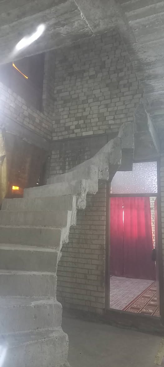 السلام عليكم بيت اللبيع مساحته ٢٠٠ خط اول بي غرفتين ٥×٤صاله ٤ونص ×٧ مطبخ ٤×٤ ستغبال ٤×٦ خدمات كامل  
ماء كهرباء تبليط  العنوان النهروان الدوانم شارع خياطه سمير العكيلي الاستفسار على الرقم *********** بي اوتساب
