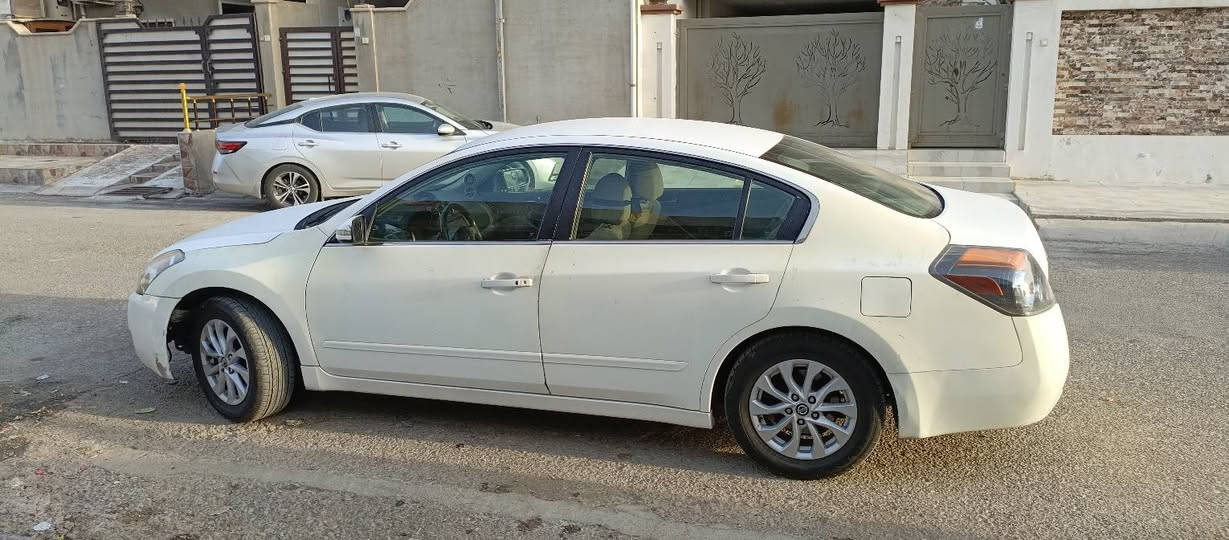 التيما 2008 محدث بنيد ولايتات وشباك 2012  السياره ابيض صدفي بس ضاربيهه كلير ومصوفر  السياره بيه بس جاملغ ايسر 
كير محرك مكفول 
كهربائيات كلهه مكفوله مبدل ظفيره من اربيل 
تبريد ثلج شاد كبريسر جديد وغاز اصلي 
تخم تاير  مع حساس تاير بس مامبرمجه 
باتري كوري جديد 
ويل كب اصلي نيسان 
شاشه اندرويد وكامره خلفيه 
بصمه تشغيل وبصمه ابواب وبصمه صندوك 
طوافه جديده كامله 
نوزل ومجول وبلك اصلي تفصيخ مبدل 
مرايه ام الاشاره 
صدر مبدل كله جديد 

نواقص السياره 
دعاميه ودبه زراكات لان ضربت جلب تكرمون 
وقاعده دبل يمين 
السعر 84 وبيه مجال حك الجيه 
*********** 
مكان السياره كركوك 
رقم بغداد نكليزي بأسمي
