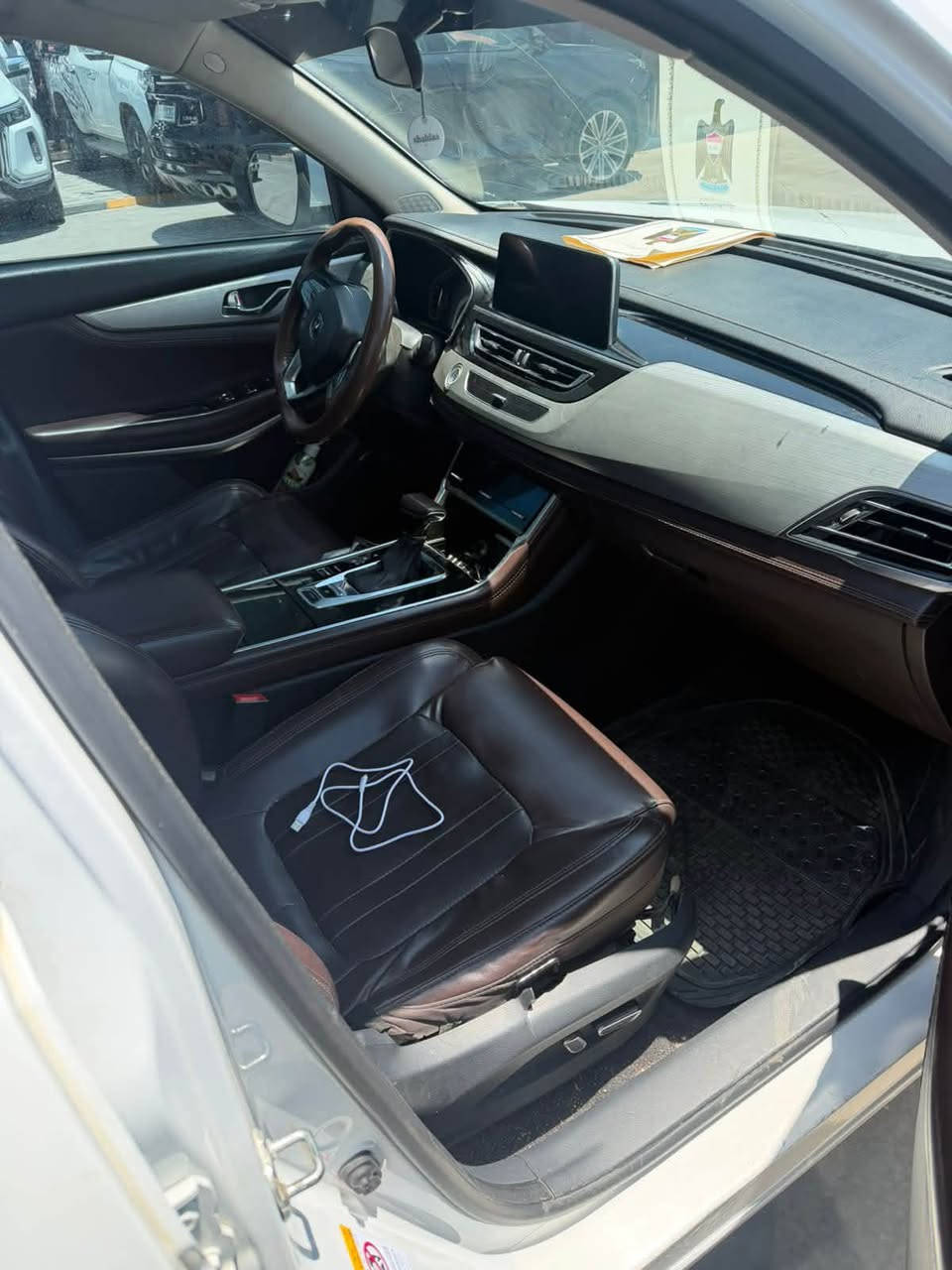 شانجان cs75 موديل 20 فول مواصفات ماشيه 125 الف مكانه بالدوره السعر 18 مليون السونار مرفق مع الصور *********** 

* المحرك:
    * 1.5 لتر تيربو.
    * القوة: حوالي 178 حصان.
    * العزم: حوالي 265 نيوتن.م.
* خزان الوقود: حوالي 58 لتر.
* استهلاك البنزين: تقريبًا 7–8 لتر لكل 100 كم (حسب السواقة).

التجهيزات

* مصابيح LED أمامية وخلفية.
* شاشة عدادات رقمية.
* شاشة وسطية كبيرة للمعلومات والترفيه.
* كاميرا 360° (بالفئات العليا).
* حساسات أمامية وخلفية.
* تشغيل السيارة بالبصمة (زر Start/Stop).
* دخول ذكي بدون مفتاح.
* مثبت سرعة.
* مكيف أوتوماتيك مزدوج.
* فتحة سقف بانوراما (حسب الفئة).
* مقاعد جلد مع تحكم كهربائي للسائق (بعض الفئات).

أنظمة الأمان

* 6 وسائد هوائية (حسب الفئة).
* ABS.
* EBD.
* ESP (الثبات الإلكتروني).
* نظام مانع الانزلاق.
* مساعد صعود المرتفعات.
* مساعد نزول المنحدرات.
* مراقبة ضغط الإطارات (TPMS).

الأبعاد

* الطول: حوالي 4.7 متر.
* العرض: حوالي 1.86 متر.
* الارتفاع: حوالي 1.71 متر.
* قاعدة العجلات: حوالي 2.71 متر.

المميزات

* شكل عصري.
* عزل جيد.
* محرك تيربو نشيط.
* تجهيزات كثيرة مقابل السعر.
