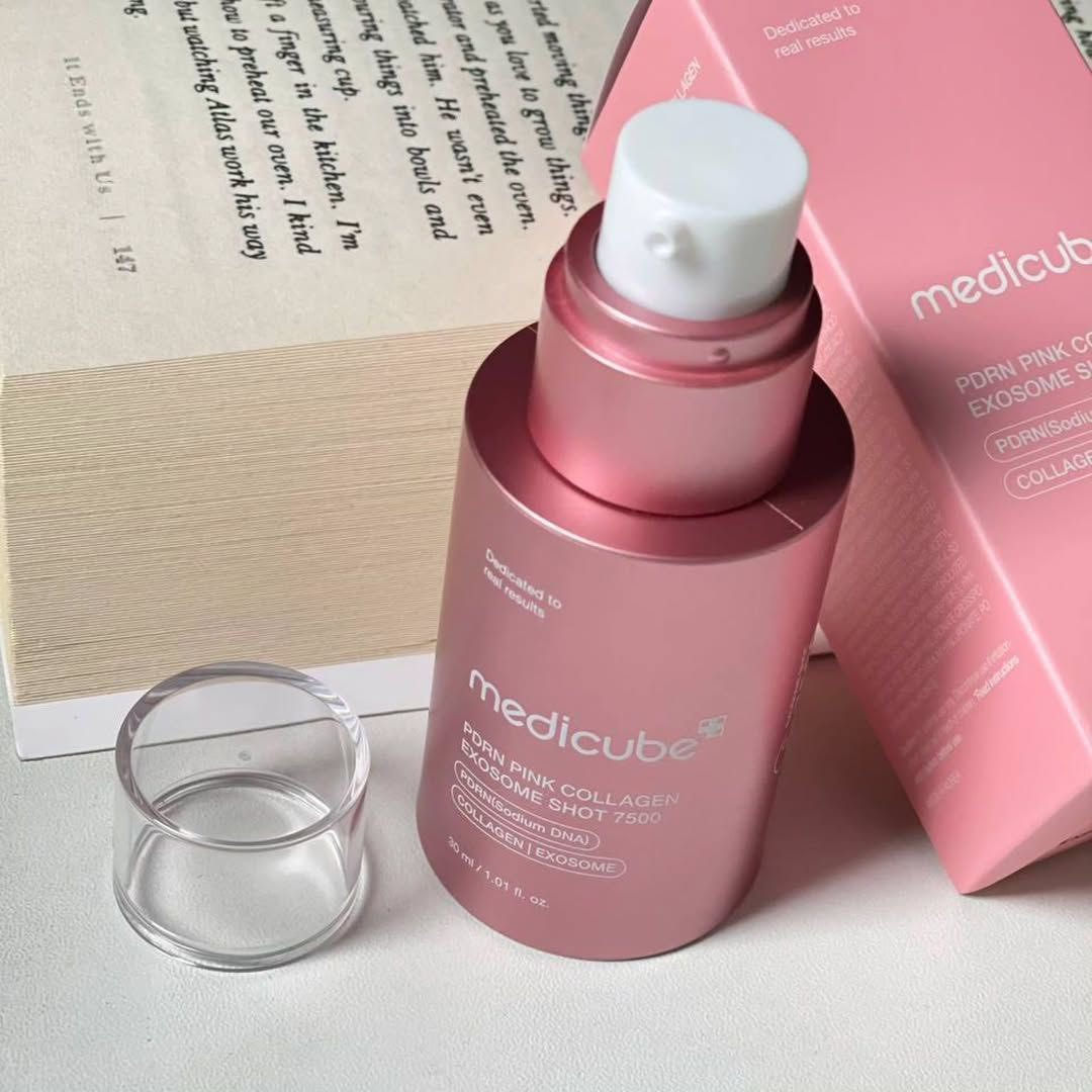 ✨سيروم ميديكوب PDRN بينك كولاجين إكسوسوم شوت 2000 (Medicube PDRN Pink Collagen Exosome Shot 2000) يحتوي على 2000 جزء في المليون من الإكسوسوم و PDRN من السلمون والكولاجين لتعزيز تجديد خلايا البشرة. يعمل على تحسين مرونة البشرة ويشد المسام الواسعة. يحتوي على النياسيناميد و8 أنواع من حمض الهيالورونيك للترطيب والتفتيح. يساعد على تقليل ظهور الخطوط الدقيقة والتجاعيد.

✅الفوائد الأساسية:-
✔️ يساعد السيروم على تجديد خلايا البشرة بفضل مكون PDRN المشتق من سمك السلمون، والذي يُستخدم غالباً في العيادات الجلدية لخصائصه التصالحية.
✔️ يعزز الكولاجين والإكسوسومات إنتاج الكولاجين الطبيعي، مما يحسن مرونة البشرة ويقلل من ظهور الخطوط الدقيقة والتجاعيد.
✔️ يحتوي على النياسيناميد (فيتامين B3) وثمانية أنواع من حمض الهيالورونيك، مما يوفر ترطيباً عميقاً ويعزز توحيد لون البشرة وإشراقها الطبيعي.
✔️ يتميز بوجود حبيبات دقيقة (spicules) مغلفة بالإكسوسوم، والتي تعمل كإبر دقيقة لتعزيز امتصاص المكونات النشطة عميقاً في البشرة. قد يسبب هذا إحساساً بالوخز أو الوخز الخفيف، وهو رد فعل طبيعي للتقنية.
✔️ تم اختباره سريرياً ليكون منخفض التهيج ومناسباً للاستخدام اليومي، حتى للبشرة الحساسة.
#الاصلي المنشأ كوريا 🇰🇷💯
سعر ١٥ الف 
🚘يوجد خدمة توصيل لجميع محافظات العراق ٤ الاف 🚘


**إذا كنت صاحب هذا الإعلان وتريد حذفه لأي سبب، رجاءا أرسل رسالة إلى الدعم الفني**