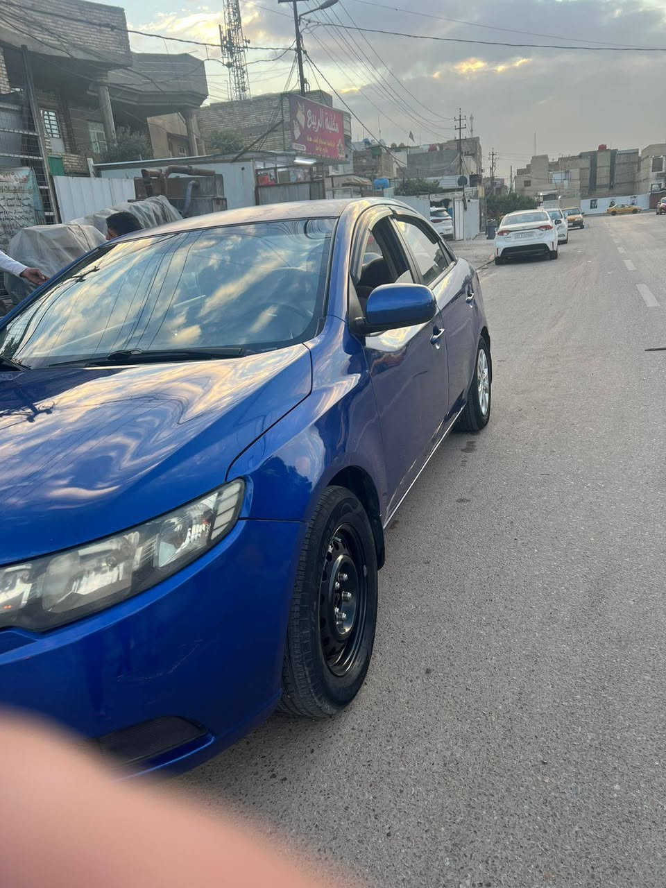 سلام عليكم  سيراتو 2012
كير عادي 
سيارة نضيفه. 
ممبدل بيها شي ولا ضربه بس بارد بالباب الخلفي عكس السايق 
سيارة مابيها حار
رقم اربيل 
مصبوغه رش باب السايق و البنيد للجمالية 
السعر 80$ بيها مجال 
مكان بغداد
***********
***********
