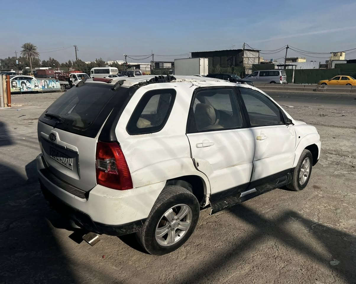 السلام عليكم اخوان للبيع كيا سبورتج موديل 2010 رقم اربيل الدولي تحويل وكاله شرط رقم وسنويه وهزه كله جديد سياره كير محرك داخل ميكانيك كله شغاله السياره بيها حادث وبيع على حادثه كما واضح بل الصور السعر مناسب لشراي للاتصال بل رقم*********** مكان سياره بغداد
