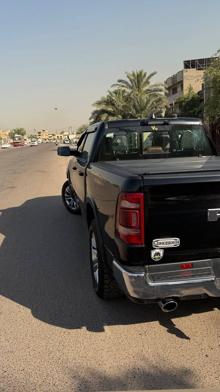 رام 1500 لمتد لونك هورن (بحالة الوكالة) 

الموديل : 2023. (خليجي) . 
العداد : 56 الف كيلو
المحرك : V8 5.7
المواصفات :
* دفع رباعي 4x4. 
* رادار تفاعلي مع مانع تصادم. 
* نقطة عمياء. 
* تحذير الخروج عن المسار.
* 4 كاميرات (360) درجة. 
* لوحة القیادة دیجیتال.
* شاشة عرض لوحة القيادة على الزجاج الأمامي. 
* لمسات داخليه من الخشب.
* استطفاف ذكي (اوتوپارك).
* دوسات جانبية كهربائية.
* المصابيح الأمامية زنون.
* كشافات الضباب زنون. 
* المصابيح الأمامية والمصابيح الخلفية LED. 
* دخول ذكي (بصمة). 
* تشغيل عن بعد.
* مقاعد من الجلد الفاخر. 
* المقاعد كهربائية مع ميموري.
* المقاعد الأمامية تبريد وتدفئة. 
* المقاعد الخلفية تبريد وتدفئة. 
* شاشة كبيرة 12 أنچ.
* نظام ملاحة نفكيشن GPS.
* حساسات امامية وخلفية.
* سقف بانوراما.
* مانع تصادم خلفي. 
* مكيف خلفي.
*محدد سرعة.
* ويل كروم قياس 20 انج.
* نظام اطفاء وتشغيل اوتماتيكي.
* مرايا كهربائية جانبية من الكروم قابلة للطي كهربائيا.
* شاحن موبايل لاسلكي (واير ليس).
* الشباك الخلفي كهربائي. 
* المرايا الجانبية تدفئة. 
* باب الصندوق كهربائي.
* غطاء ثلاث طبقات خلفي .
* امكانية تعديل ارتفاع دواسات البنزين والبريك.
* هاند بريك كهربائي.
* المرايا الوسطية كاميرا. 
* حساسات امامية. 
* حساسات خلفية. 
* مرايا مع خاصية التعتيم الذاتي. 
* مساحات تخزين إضافية تحت المقاعد.
مكان السيارة بغداد -الشرطه الرابعه
سعر السياره 475 ورقه 
‏‭*********** 
*********** واتساب
