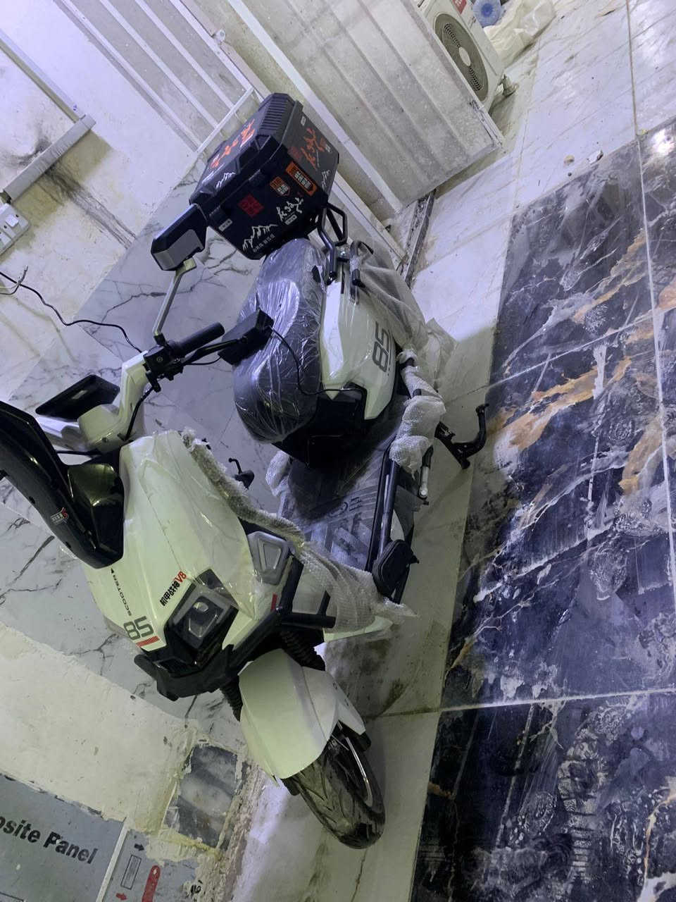 سلام عليكم دراجه شحن البيع موديل 2026بطاريات 6اليثيو بعده زيرو تمشيك 85 كيلو سرعته 85صندوك شاحنه الون ابيض مكان بغداد السيديه*********** السعر ملون و500 وبيه مجال
