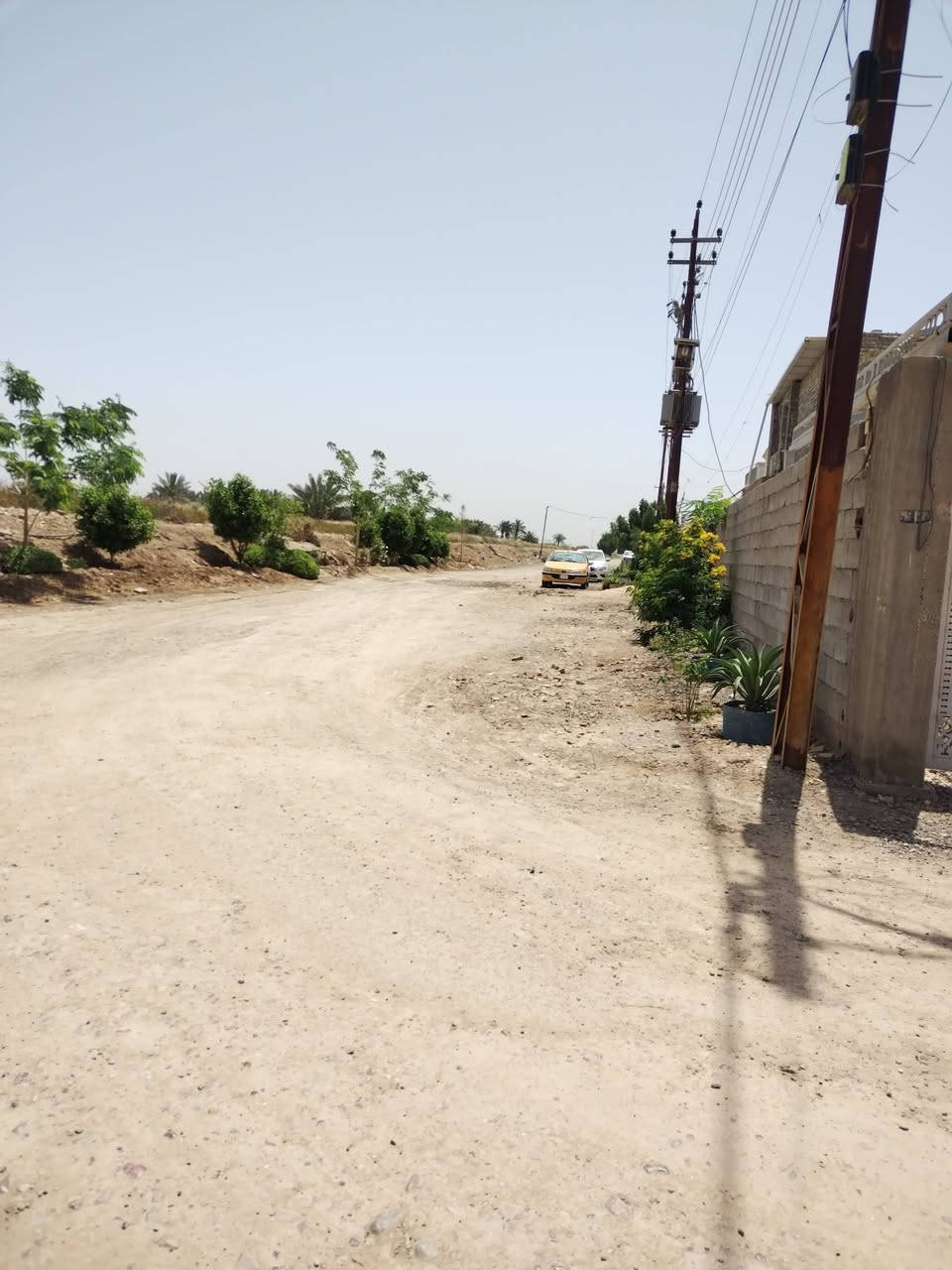 ألسلام عليكم ربع دونم ٦٢٥ متر سند ٢٥ بغداد تاجي خلف مدرسة سومر دخولها من يم المشتل او لهزة قريبة عل شارع العام متوفرة جميع الخدمات مي كهرباء مدارس قريبة كلش ٥ دقايق تحتوي على ٣ بيوت البيت الاول ١٨٠ هيكل وحديقة وكراج كدام لبيت البيت الثاني ١٠٠ متر كامل البيت الثالث ١٢٠ متر كامل لاستفسار راسلوني واتساب *********** السعر ٣٣٠
