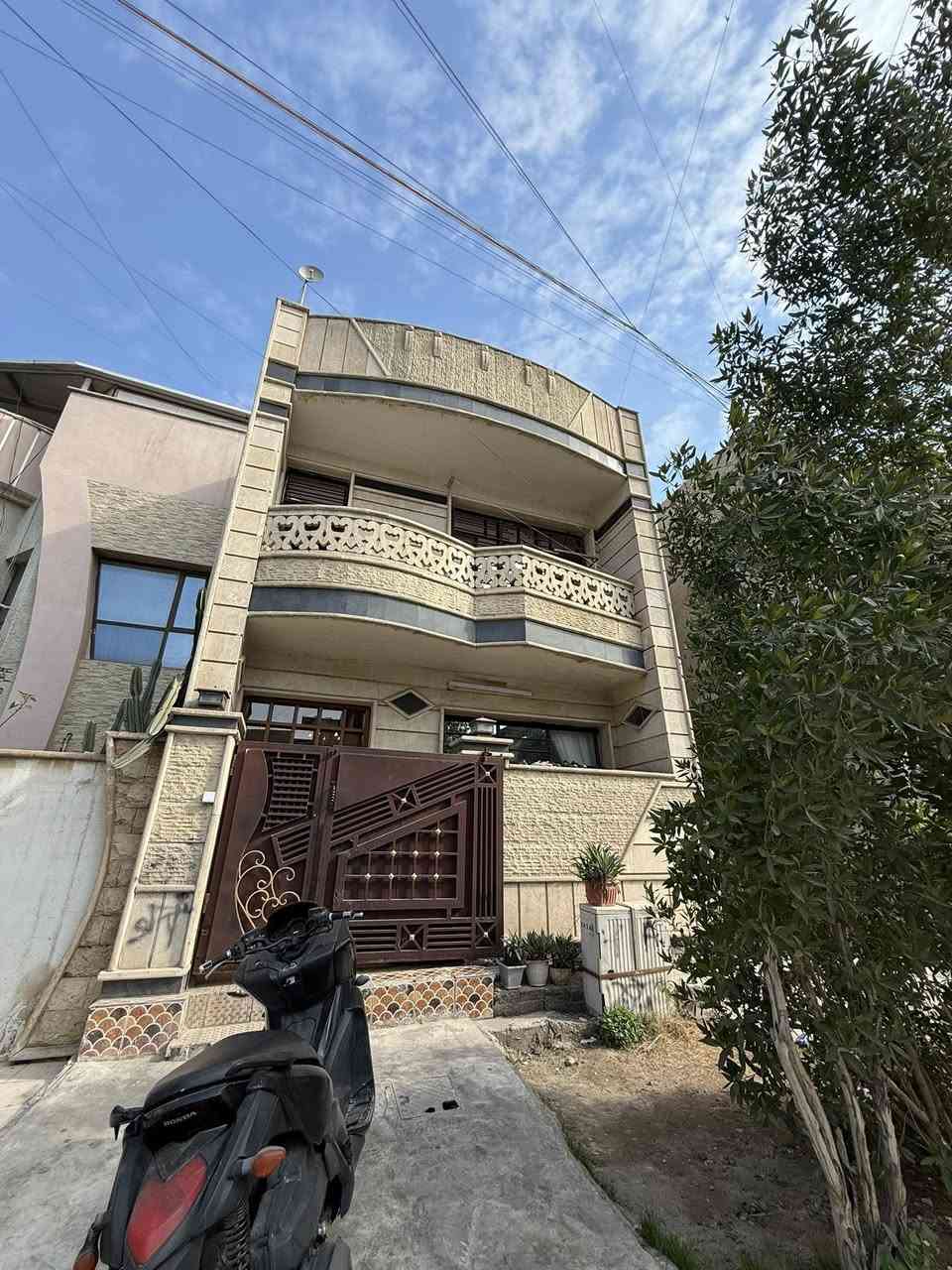 يعلن مكتب اسامه العبيدي للاستثمارات العقارية الاعظمية
عن توفير  { دار للــــــــــــبيـــــــــــــــــع }  
                        ( بناء ديلوكس درجه اولى )
 الموقع مميز ★  

75 م الواجـــــــــــــــهة 5 م  ( ركن قيصريه ) 
يحتوي على ثلاث طوابق 
الطابق الاول : طرمه ▪️وصاله 🔹ومطبخ 🔹منور ▪️وخدمات الطابق الثاني ؛ 2️⃣غرف نوم ▪️وخدمات 
الطابق الثالث ؛ 1️⃣غرفه نوم 🔹بيتونه ▪️سطح 
📍موقع الدار : الأعظمية شارع التربيه قرب مستشفى دجله         ♦ للاستفسار 
يرجى مراسالة الصفحة 
او الاتصال على الرقم 
***********   
◀ مكتب اسامه العبيدي  الاعضمية- شارع الضباط - قرب جامع العساف -مقابل صيدليه زهره الاعظميه 
1. ◀  استثمارات عقارية - بيع وشراء الدور والاراضي السكنية و التجارية 💫💫
