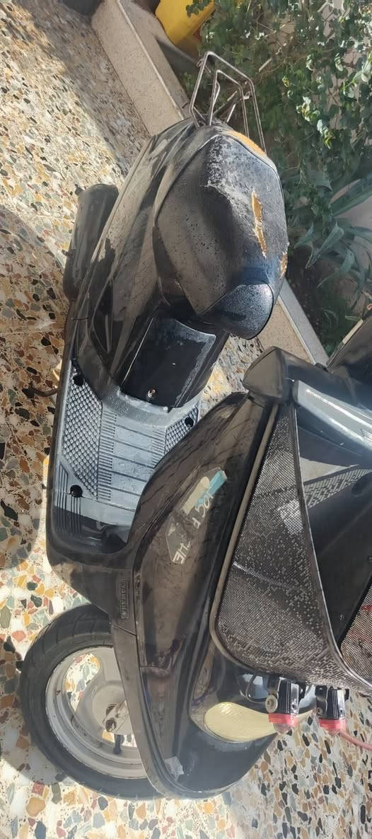 ماطور بزون للبيع اسود اللون بدون رقم 
شاصي مفطور مصلح 
القمجي الامامي 
ماطور نضيف 
السعر 160 بي مجال للاستفسار الاتصال 
***********
