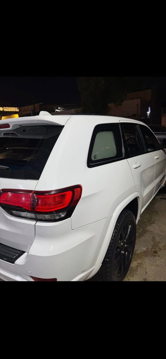 جيب كراند شيروكي امريكي
موديل 18 لون ابيض رقم بغداد

مواصفات 
محرك  V6 3.6
بانورامـا 
ماشيه 83الف
بصمه + تشغيل عن بعد 
كراسي جلد
رادار خلفي جانبي
اطفاء ذاتي
قطعتين تبريد
كشن سايق كهربائي 
كشنات تدفئه + تبريد 
ويل 20 اسود
ستيرن تدفئه + تبريد
صندوك كهربائي 
وبيها خير مواصفات 

# الضرر موضح بالصور وسونار  # السعر 240ورقه

موقع بغداد رقم ***********
