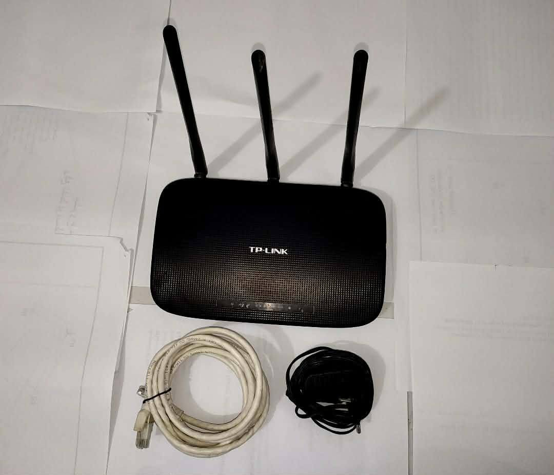 اللبيع راوتر اللبيع راوتر TP-Link TL-WR940 اللاسلكي إستخدام قليل جدا ونضيف 
السرعة : يوفر سرعة واي فاي تصل إلى 450 ميجابت في الثانية.

. الهوائيات يحتوي على 3 هوائيات لتعزيز قوة الإشارة وتغطية أوسع.
وتغطية أوسع.

المعايير: يدعم معايير IEEE802.11n /b/g/n على تردد 2.4 جيجا هرتز
المعالج: مزود بوحدة معالجة مركزية أحادية النواة.
 السعر ٢٠ الف وبيهه مجال للطيبين مكاني نجف اتصل وتدلل *********** اتصل وخادم
