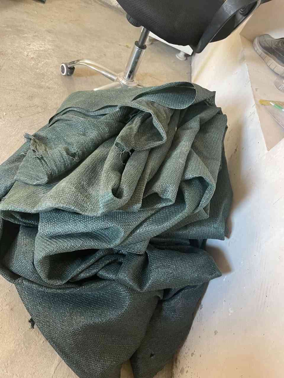 توڵی سێبەر 
درێژی ٢٥ مەتر و بەرزی ٣ واتە ٧٥ مەترە . کراوە بە ٣ پارچەوە  تازە کڕیومە بەس بۆ شوێنەکەی من نابێت لێم کردۆتەوە زۆر تازەیە
مەتری ١٢٥٠ م پێ یاوە  هەمووی بەیەکەوە ئەفڕۆشم بە ٥٥،٠٠٠


**إذا كنت صاحب هذا الإعلان وتريد حذفه لأي سبب، رجاءا أرسل رسالة إلى الدعم الفني**