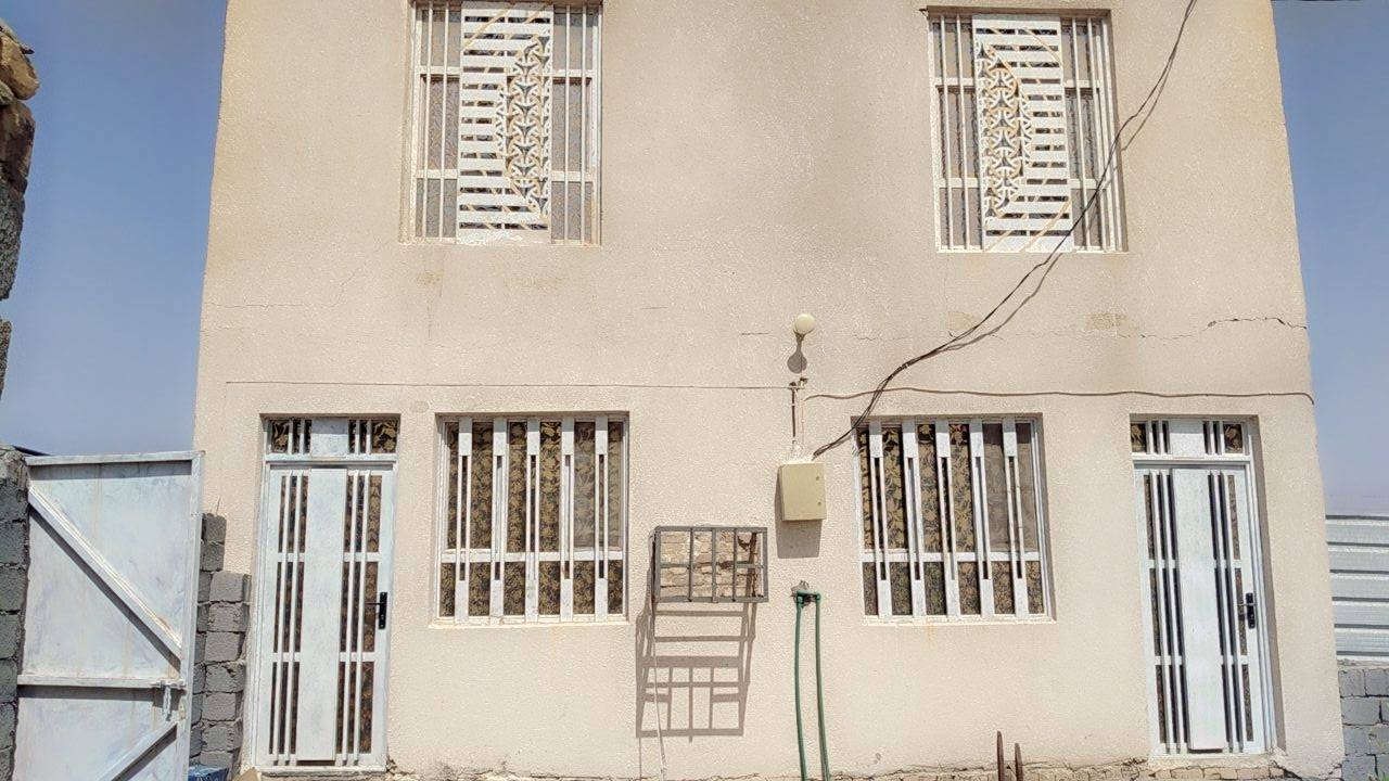 السلام عليكم
بيت زراعي 100 متر مع مزرعه دونم مربع 50 × 50 على شارع العام تبليط يتكون البيت من غرفه نوم وصاله مطبخ وديوانيه وصحيات داخليه وخارجيه ومزرعه كامله من كلشي من نبك مطعم بأنواعه ونخل وتين ورمان وورد بأنواعه 
العنوان السبل قرب سيطره 
السعر 130 مليون 
***********
