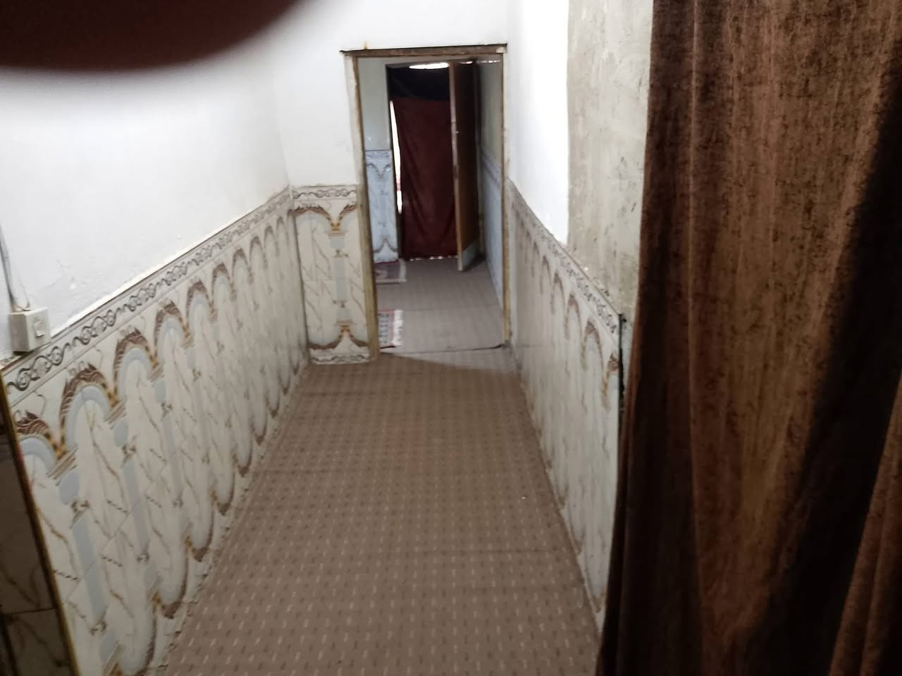 بيت للبيع طابو صرف المساحه 200م  الموقع مميز حي الشهداء رگن يحتوي على ثلاث غرف وصاله واستقبال ومطبخ وصحيات السعر 150مليون قابل للتفاوض للاستفسار مراجعه مكتب التعارف مقابل رشيد العامري او الاتصال ع الرقم ***********
