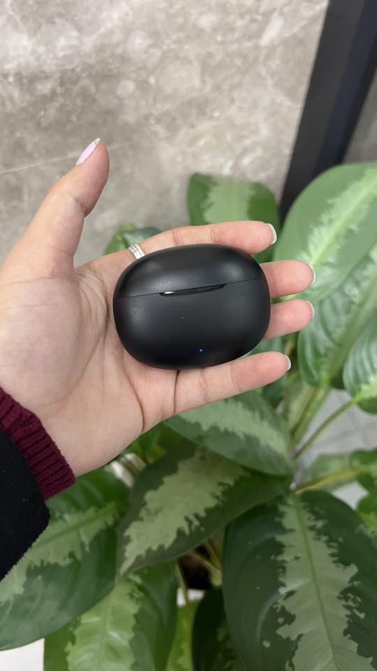 سماعات realme Buds T110 اللاسلكية – صوت ديناميكي وبطارية طويلة

• الموديل: RMA2306

سماعات لاسلكية من realme بتصميم عملي، موجهة للاستخدام اليومي مع صوت واضح واتصال ثابت.

المميزات:
 • مشغّل صوت ديناميكي بحجم 10 ملم لتجربة صوتية قوية.
 
• اتصال لاسلكي بتقنية Bluetooth 5.4.
 
• وضع Low Latency بزمن استجابة 88ms.
 
• مقاومة للماء بمعيار IPX5.
 
• دعم AI ENC لتقليل ضوضاء المكالمات.

 
 • المشغّل الصوتي: 10mm Dynamic Bass Driver
 • الاتصال: Bluetooth 5.4
 • زمن الاستجابة: 88ms Super Low Latency
 • تحسين المكالمات: AI ENC Noise Cancellation
سعر 15 توصيل مجاني 
لجميع المحافضات للاحجز واتساب 

***********
