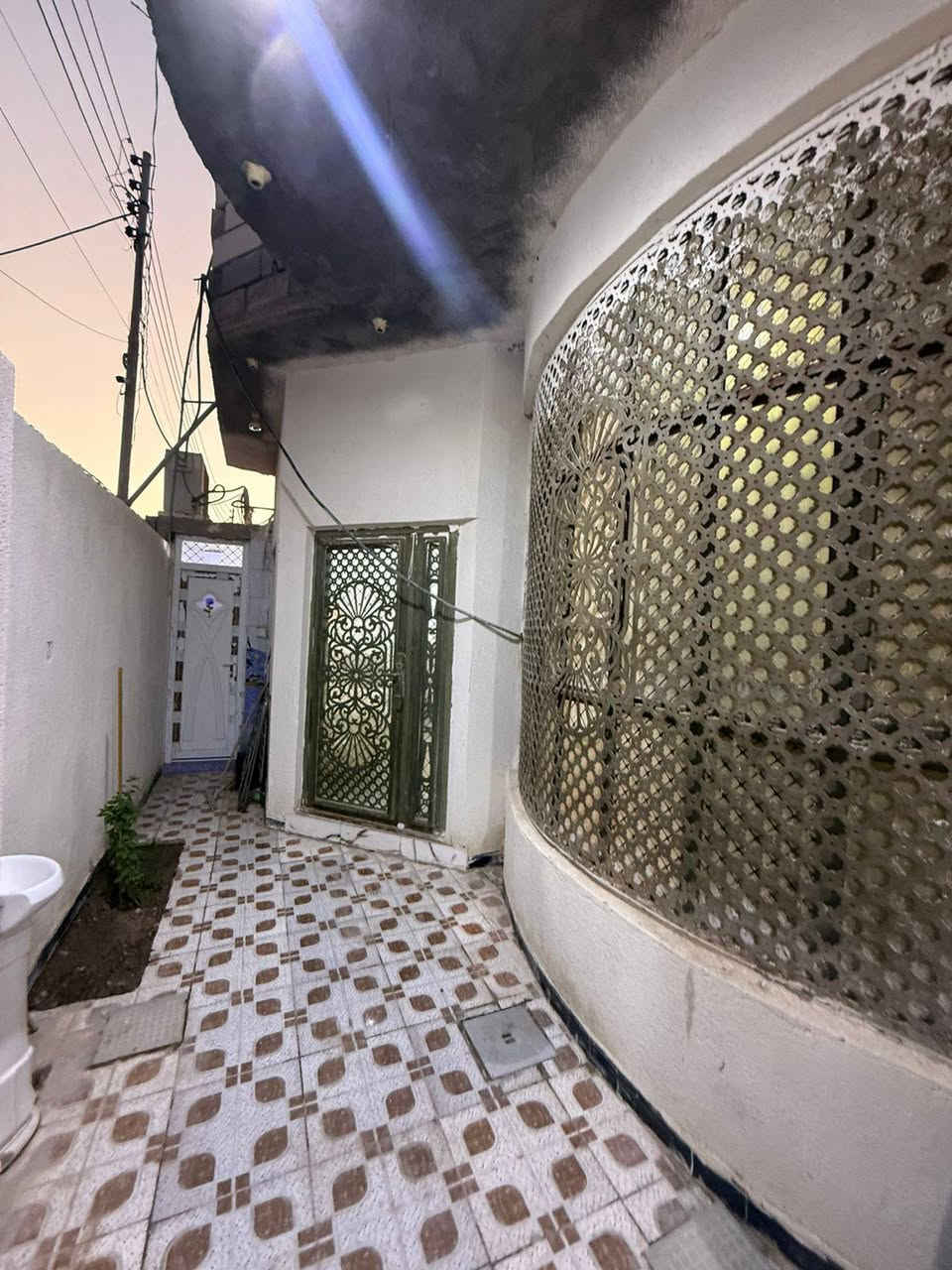 #اسعد الله اوقاتكم بكل خير 🌹
***********📞

عن توفر بيت للبيع  🏡
#مساحة  100متر

طابو زراعي عراقي وكاله ونسخه من طابو
يحتوي البيت على 🌟
غرف نوم 2♦️
ديوان♦️
مطبخ
صاله♦️
صحيات داخلي وخارجي♦️

#البناءجديد  درجه اولى 
منطقه هدوئ
 ومتوفر بيها
جميع الخدمات  ماء كهرباء 
مدارس حكوميه ومدارس اهليه 

#السعر / 50وبي مجال

#العنوان : بصره ابي الخصيب  
شارع العوجه منطقه  راقي ❤️‍🔥🌷

#البيت مرتب وشغله درجه اولى وفارغ جاهز للسكن 

للاستفسار يرجى الاتصال
على الرقم ***********
