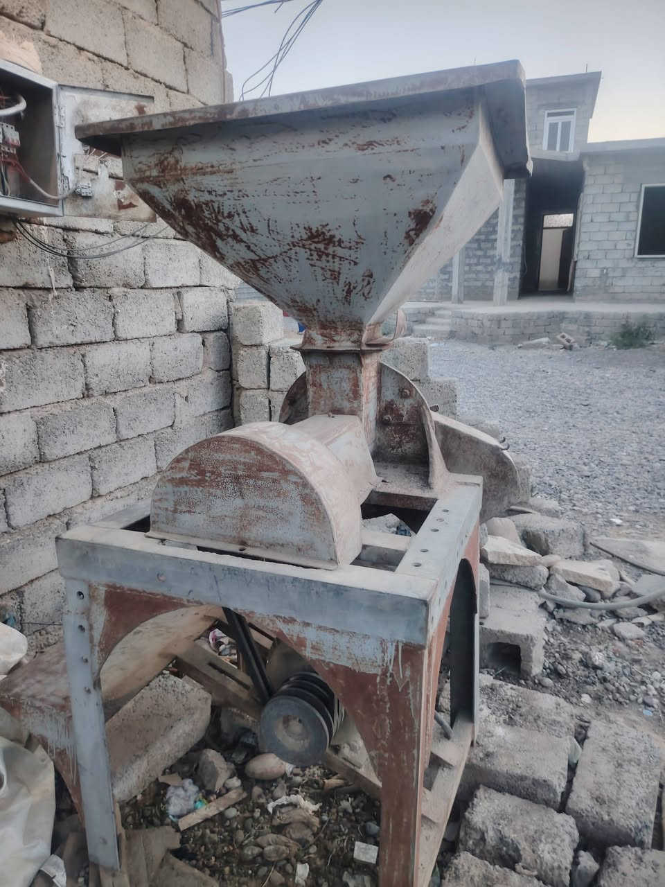 علیکم عندي جاروشه للبيع نضيفه شغاله المطور تري فيز سوي جریش مو طحين الاستفسار علی هاذا الرقم ***********
