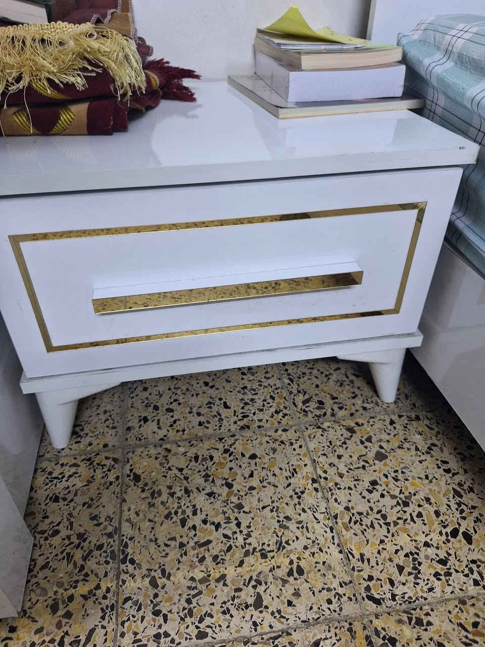 غرفة نوم ٥ قطع
سبلت طن ١
طبله وسطيه دائريه 
مرايه وستاند وقفص 
طبلات عدد ٢ زان 
 ابيعهم كلهم سوا ب مليون 
  مكاني السيديه قرب جامع الصديق


**إذا كنت صاحب هذا الإعلان وتريد حذفه لأي سبب، رجاءا أرسل رسالة إلى الدعم الفني**