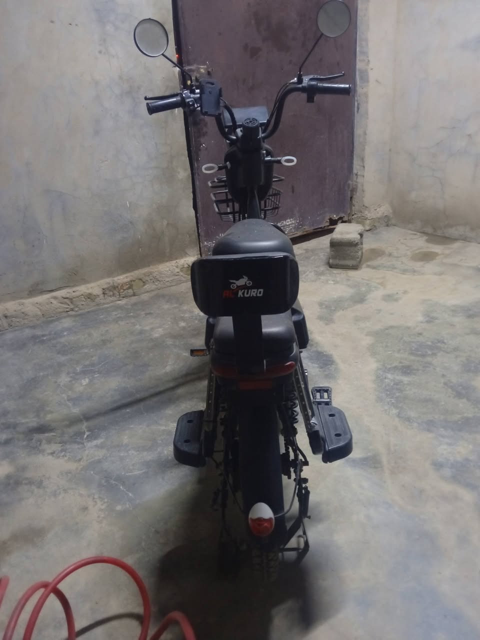 السلام عليكم دراجة شحن للبيع الدراجة مابيهة اي نقص بطاريات نضيفات الدراجة خير من الله السعر 300 أو بيها مجال حك الجية المكان بغداد البياع شرطة الخامسة *********** وبي واتساب
