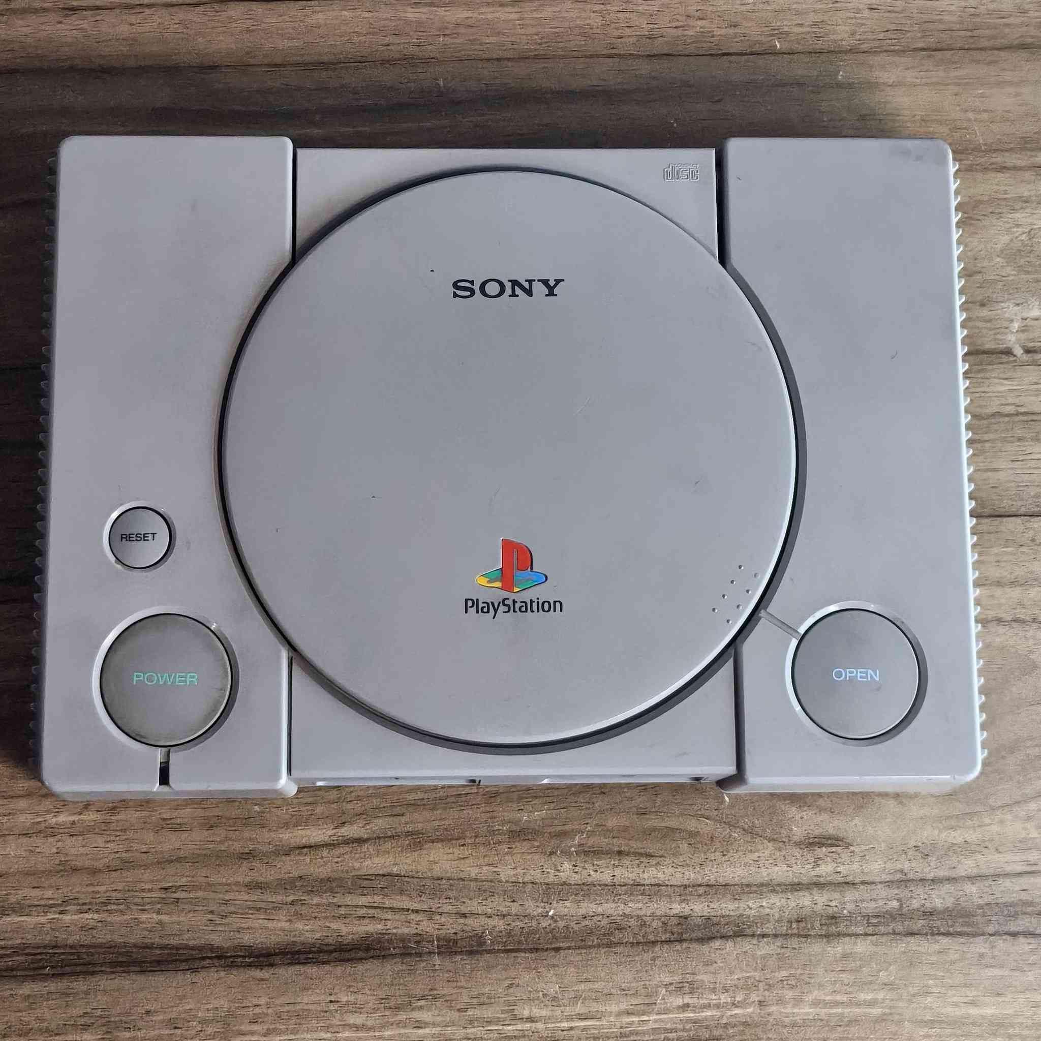 PlayStation 🎮
سوني ون ياباني مخزن تخزين قديم 
نضافة الجهاز والعدسة 90%
كامل ملحقات 
جويستك أصلية شغالة 🔥
الفيش الثلاثية أصلية مختمة سوني 
يجي معاه جنطة بيها 12 قرص بيهم إلي يشتغل وبيهم لا 
سعره 50 ألف ✨ 
متوفر توصيل كافة المحافظات


**إذا كنت صاحب هذا الإعلان وتريد حذفه لأي سبب، رجاءا أرسل رسالة إلى الدعم الفني**