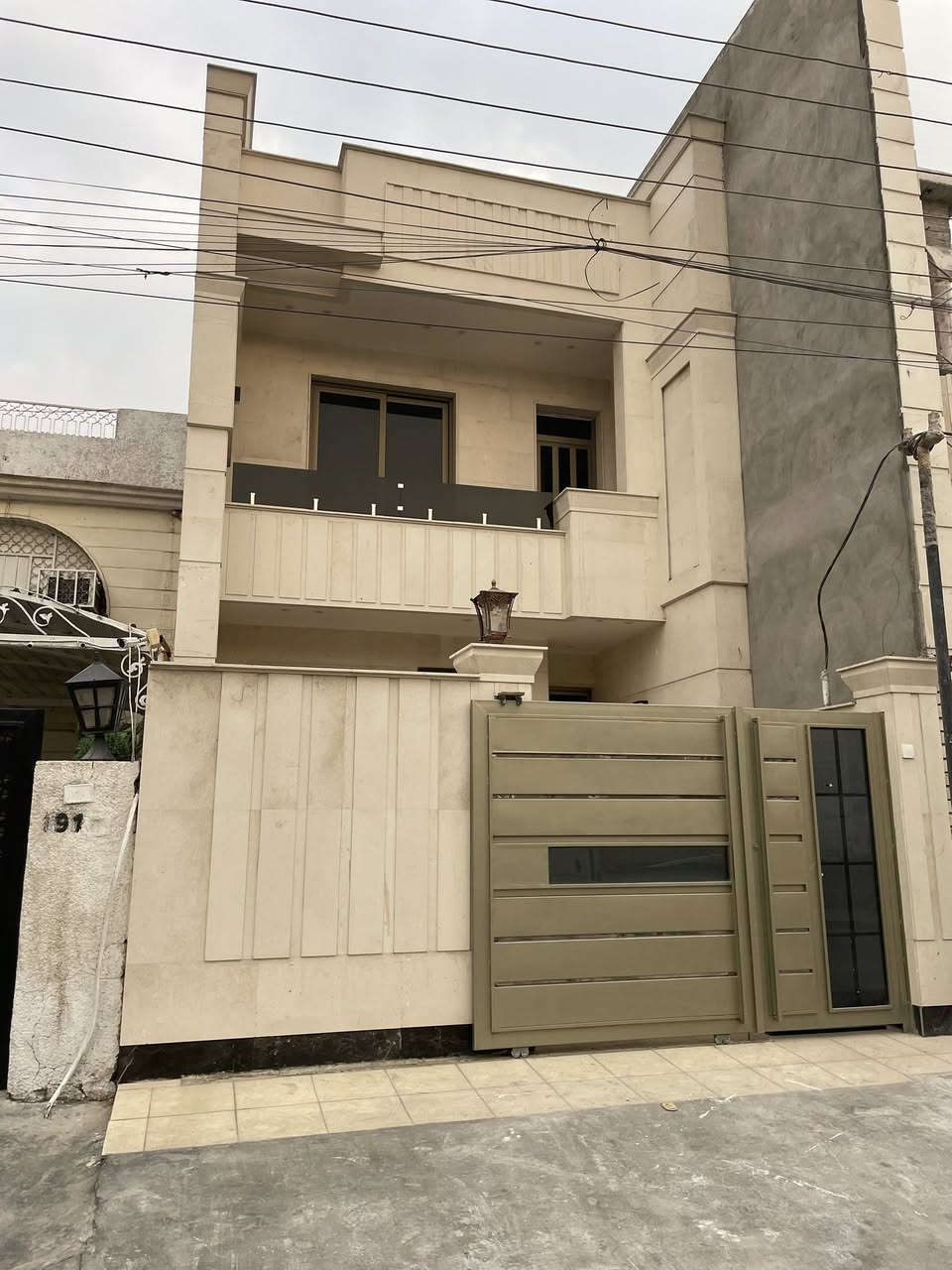 � فرصة ذهبية 
 #للبيع  بيت  بموقع جدا مميز في قلب  #السيدية 🔥
📍الموقع البيت : مربع الضباط خلف شارع الكويتي                

#لمعرفة #السعر #الرقم ( 2 ) #سأتي #السعر #مباشره

🏡 تفاصيل العقار:

 • المساحة: 125 م²
 • الواجهة: 5 م
 • النزال: 25 م

✨ التقسيم الداخلي:
الطابق الأول: صالة   + مطبخ + حمام + غرفة نوم 
الطابق الثاني: 2 غرفة نوم  +حمام  
الطابق الثالث: بيتونه            

📞 للتواصل: *********** (اتصال أو واتساب)

🏢 مكتب برج الياقوت للتطوير العقاري
📍 السيدية – شارع مركز الشرطة، بجوار صيدلية وصال شوقي، مدخل شارع أبو النخيل
