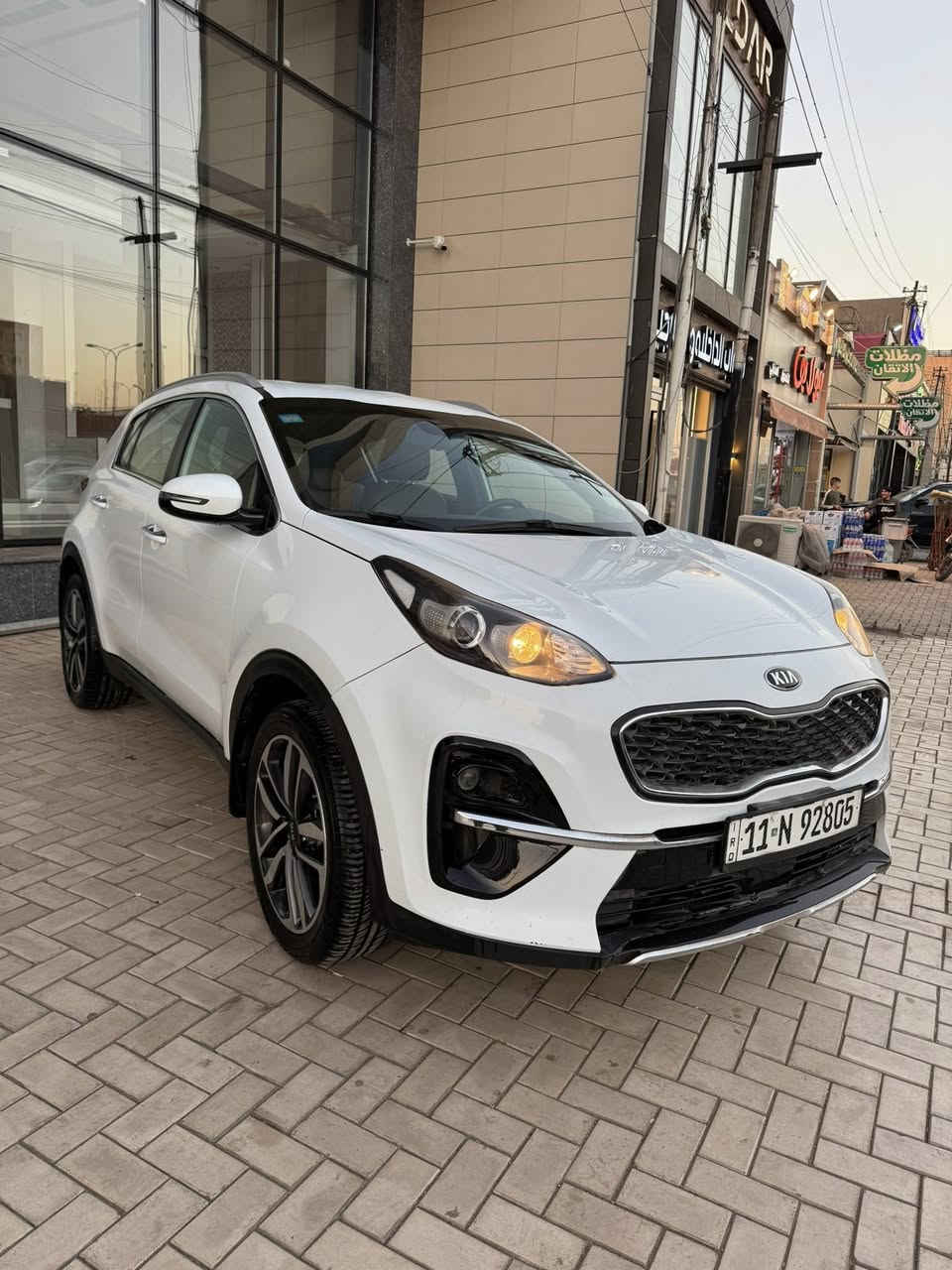 السلام عليكم 
سبورتج 2020 مكينة 2000 دوش مواصفات عادية 
داخل لونين تبريد قطعتين كامرة خلفية دوارة 
شاشة اريل نفكيشن
ماشية 85 حقيقي
بيها صبغ نص جاملغ امامي جهة السايق 
السعر 185 وبيها مجال
بغداد الكرادة 
***********
