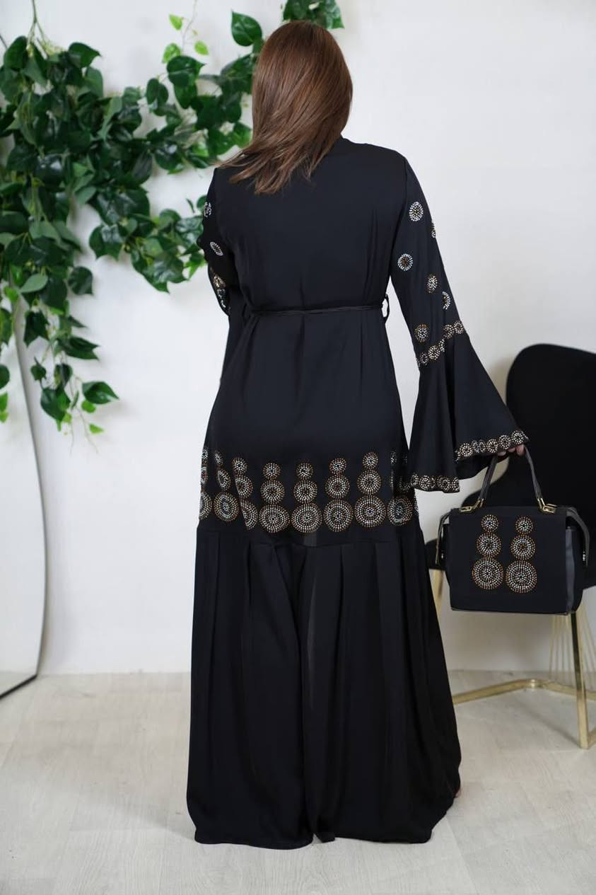 💫 عباءة خليجية من 5 قطع 💫
العباءة+ بنطلون + شال+ حزام + حقيبة👛 
🎨🎨 الألوان :- حسب الصور 
💰💰💰السعر = 35 ألف دينار فقط
💫 للحجز والاستفسار التواصل على الخاص


**إذا كنت صاحب هذا الإعلان وتريد حذفه لأي سبب، رجاءا أرسل رسالة إلى الدعم الفني**