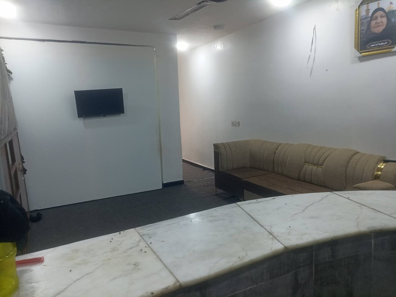 السلام عليكم اخوان بيت مساحه ١٠٠ متر بناء جديد غرفه وصاله عله مطبخ واستقبال وصحيات  داخليه وخارجيه مجاري تبليط مدارس مستوصفات كلشي متوفر قريب ع الشارع الشراي يتصل مكانه حي لامين سند ٢٥ للاتصال ‏‪0781 708 9119‬‏
