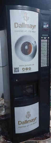 جهاز بيع ذاتي للمشروبات الساخنة مستعمل
(Vending machine )
الجهاز يقدم ١٦ نوع من المشروبات الساخنة 
منشأ الجهاز ايطالي و الوكالة اماراتية و موجود موزع بالعراق 
واكو صيانة
 و المواد المستخدمة للتحضير مع االاكواب جودة عالية جدا
طعمها جدا طيب واذا تخليه بمكان بيه حركه يجيبلك خوش ربح قياس باسعار المواد 
فقط يحتاجله مكان وكهرباء . 
السعر عالخاص او تواصل *********** 
لان اسعارهن بالسوك مو الكل يعرف بيها . كركوك
