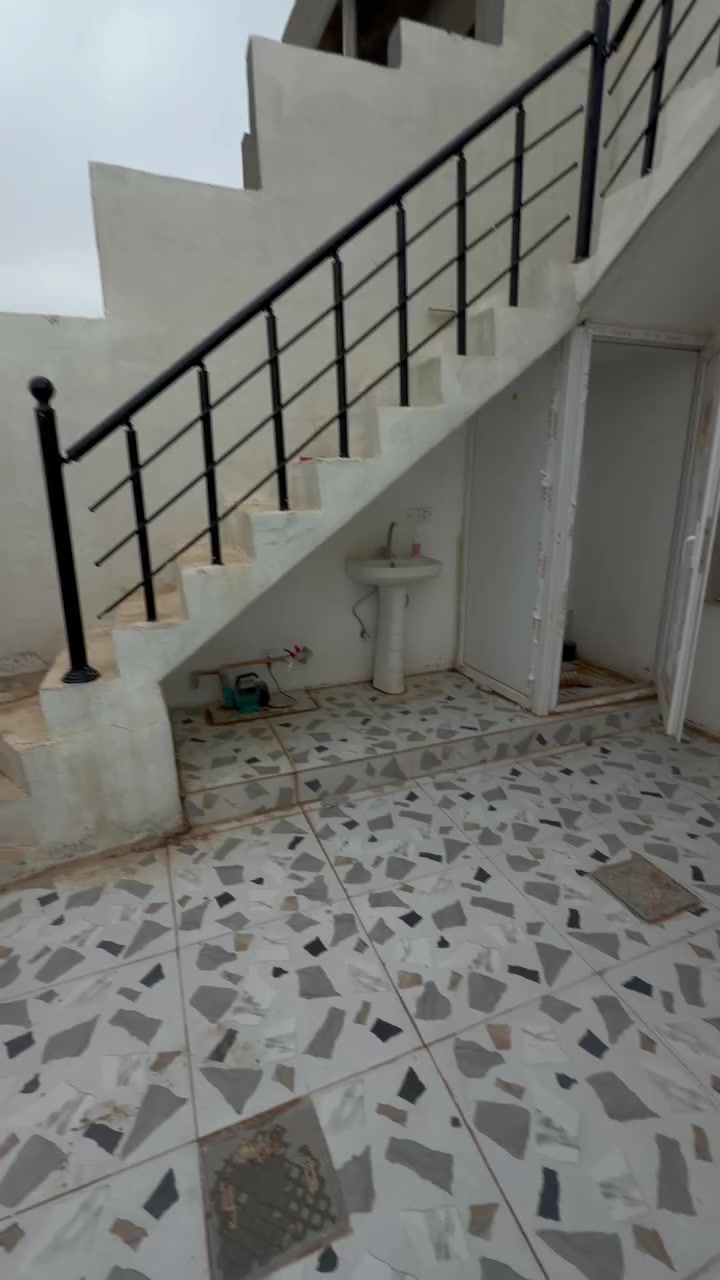 بيت للأيجار مساحة 100 متر بحي بدر قرب مقر الحشد ع شارع المزارع بيه غرفة نوم ومطبخ واستقبال وكراج  ماي وكهرباء وتبليط كامل ايجاره 250 الف ويه الكهرباء وماي للأستفسار ***********
