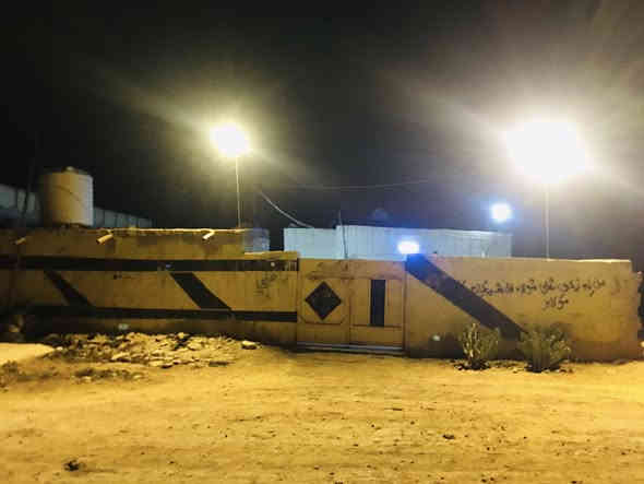 سـلام عليكم 
بيت للبيع 

مساحه البيت 500 متر مربع 
بيت متكون من
غرفتين 
وصاله
واستقبال 
ومطبخ 
وصحيات خالرجيه 

مكان البيت العزيزيه بزل حلاته قرب معمل الجديد 
 وستفسار عله هاذه الرقم *********** 📞
