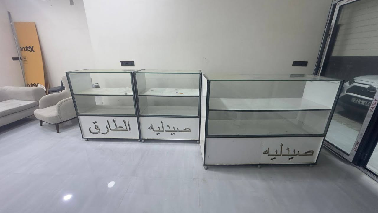 سلام عليكم موجود رفوف عدد 2. الاول طوله مترين ونص. والثاني طوله 3 امتار ونص + ميوزه عدد 3 
اثنين منهم طولهن على متر والثالث طوله متر ونص للأستفسار اكثر اتصل على الرقم ***********
