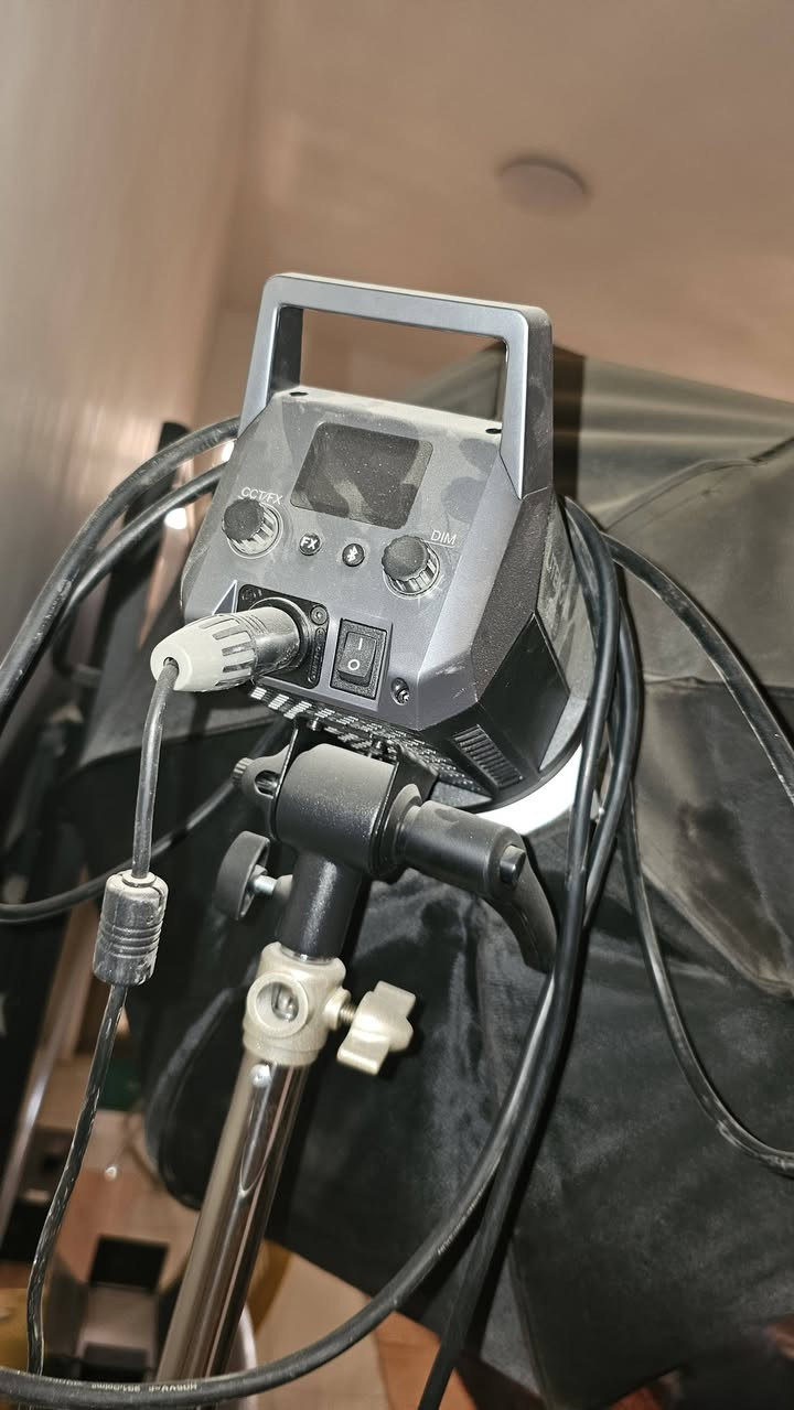 إنارة Godox Litemons LA200Bi احترافية – زوج (عدد 2)
🔹 قدرة إضاءة قوية 200 واط LED مستمر
🔹 ثنائية اللون (Bi-Color) من الضوء الدافئ إلى البارد لتناسب جميع ظروف التصوير
🔹 تحكم سلس بدرجة الإضاءة والسطوع عبر وحدة التحكم الخلفية
🔹 دقة ألوان عالية مناسبة للتصوير الاحترافي (فيديو – بث مباشر – تصوير منتجات)
🔹 تعمل مع سوفت بوكس وباونز ماونت وجميع ملحقات Godox القياسية
🔹 تبريد فعّال مع أداء ثابت لفترات تشغيل طويلة
🔹 تصميم متين ومناسب للاستوديوهات التعليمية والإعلامية
📦 المتوفر: زوج إنارات LA200Bi

سعرهم ثنينهم 800 الف 
استخدامي الهم شخصي فقط تصوير محاضرات 
كل الملحقات موجودة 
للتواصل ***********
