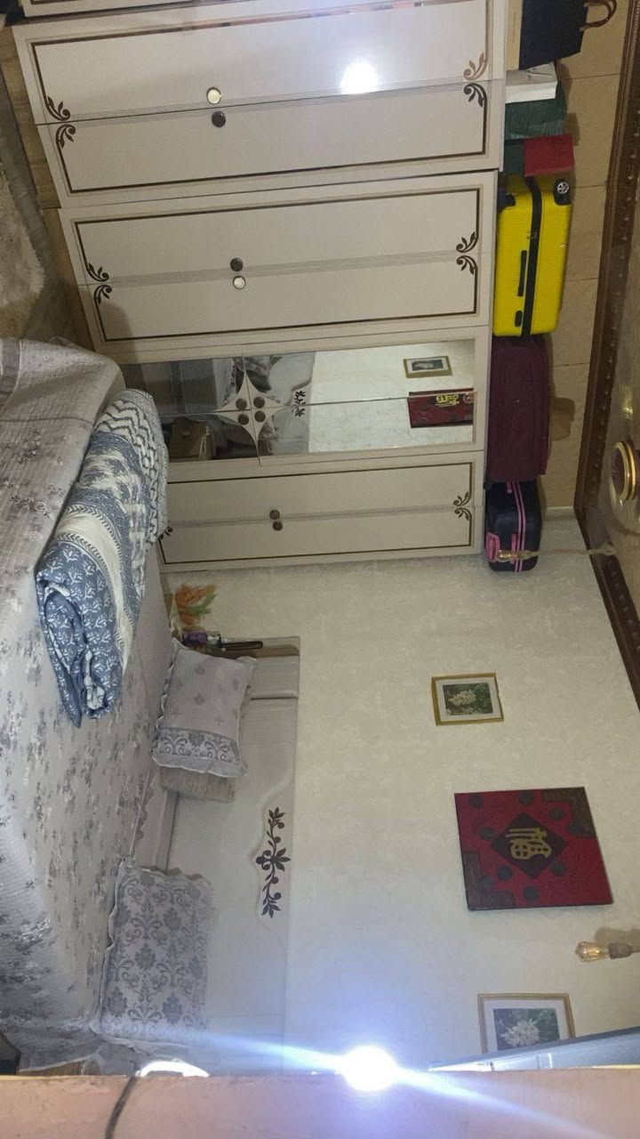 سلام عليكم بيت للبيع  في حي الزيتون شارع القوس نهاية مقابيل البزل قريب على الشارع العام  غرفة نوم صاله استقبال ومطبخ البيت 80متر ركن مربع الاستفسار *********** رقم صاحب الدار
