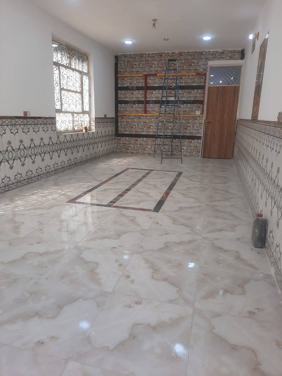 السلام عليكم دار للبيع المساحه 300 متر طابو زراعي بأسمي تحويل مباشر الموقع يبعد عن الشارع العام حله بغداد 100 متر بفرع مرطبات باريست البيت يتكون من صاله كبيره + استقبال 10*4 + غرفتين نوم 5*5 + مطبخ 6*5 + صحيات داخليه و خارجيه بناء طابوق سنة البناء 2017 كونكريت مسلح شارع تبليط مع خدمات ماء + كهرباء + مولد شارع بيع مستعجل للاتصال على الرقم 
***********

